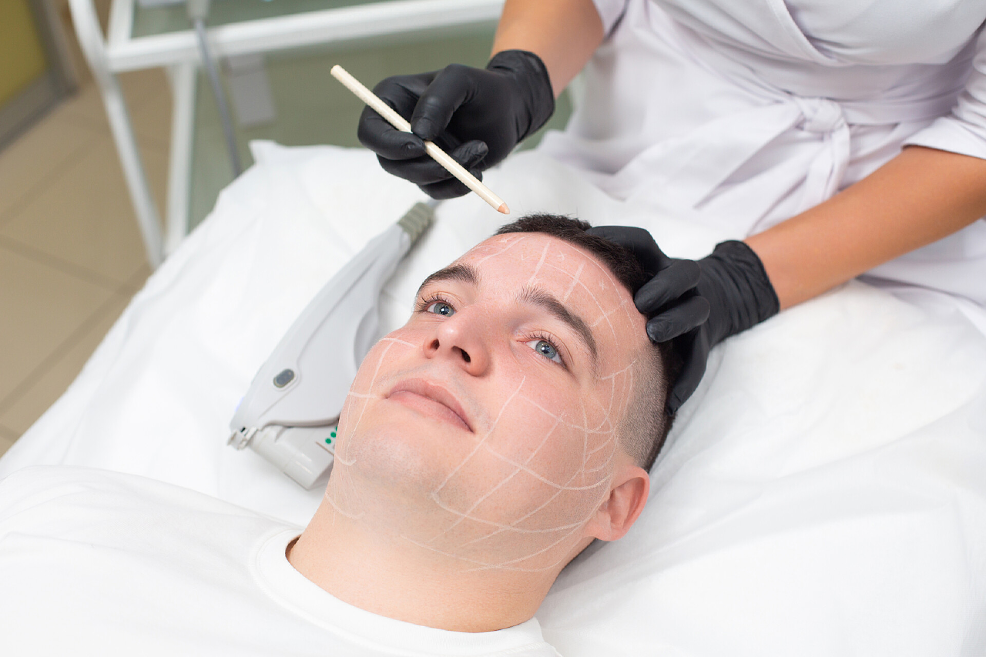 美容师给顾客进行脸部护理医疗美容