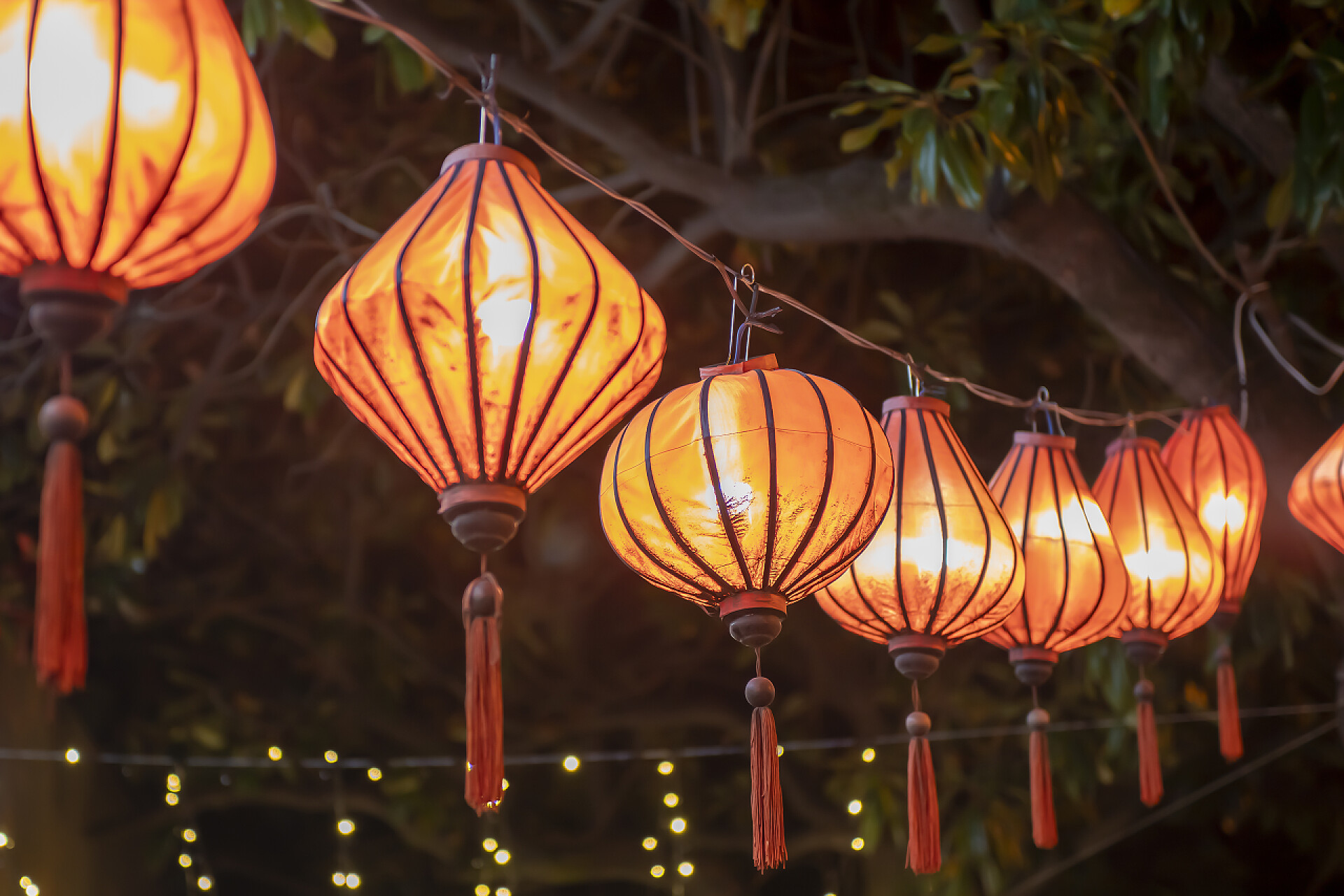 街上一排中国橙色的灯笼装饰品