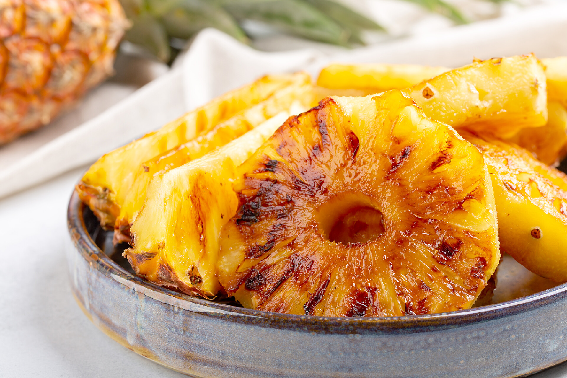 桌上的一盘烤菠萝片水果