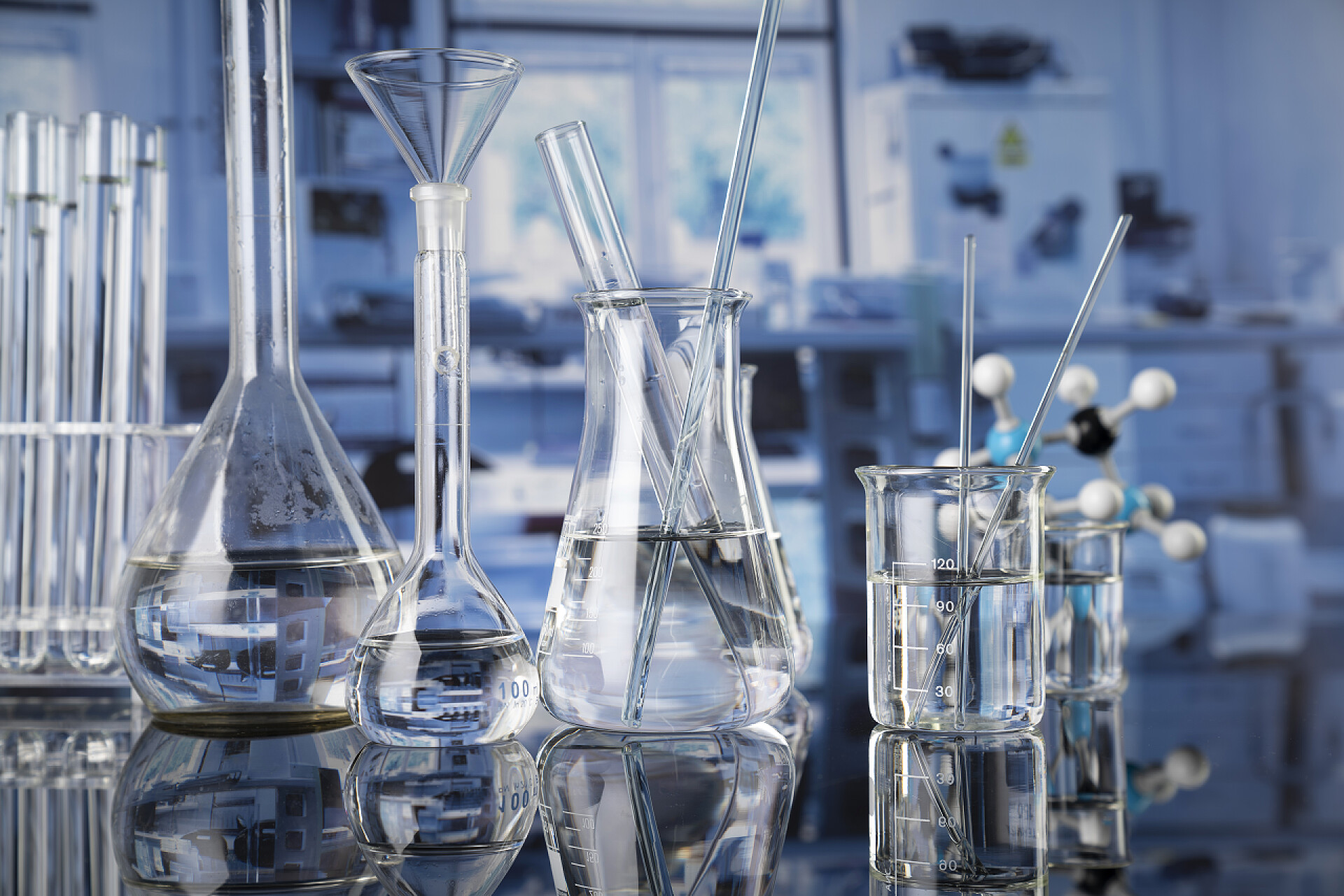 实验室里的透明玻璃器皿科研