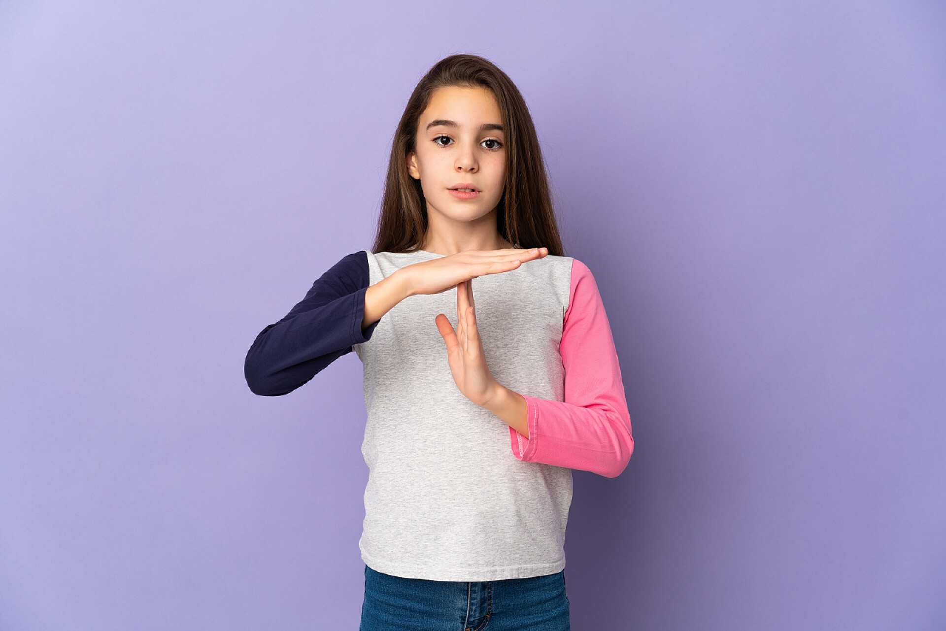 紫色背景上做暂停手势的小女孩人物生活