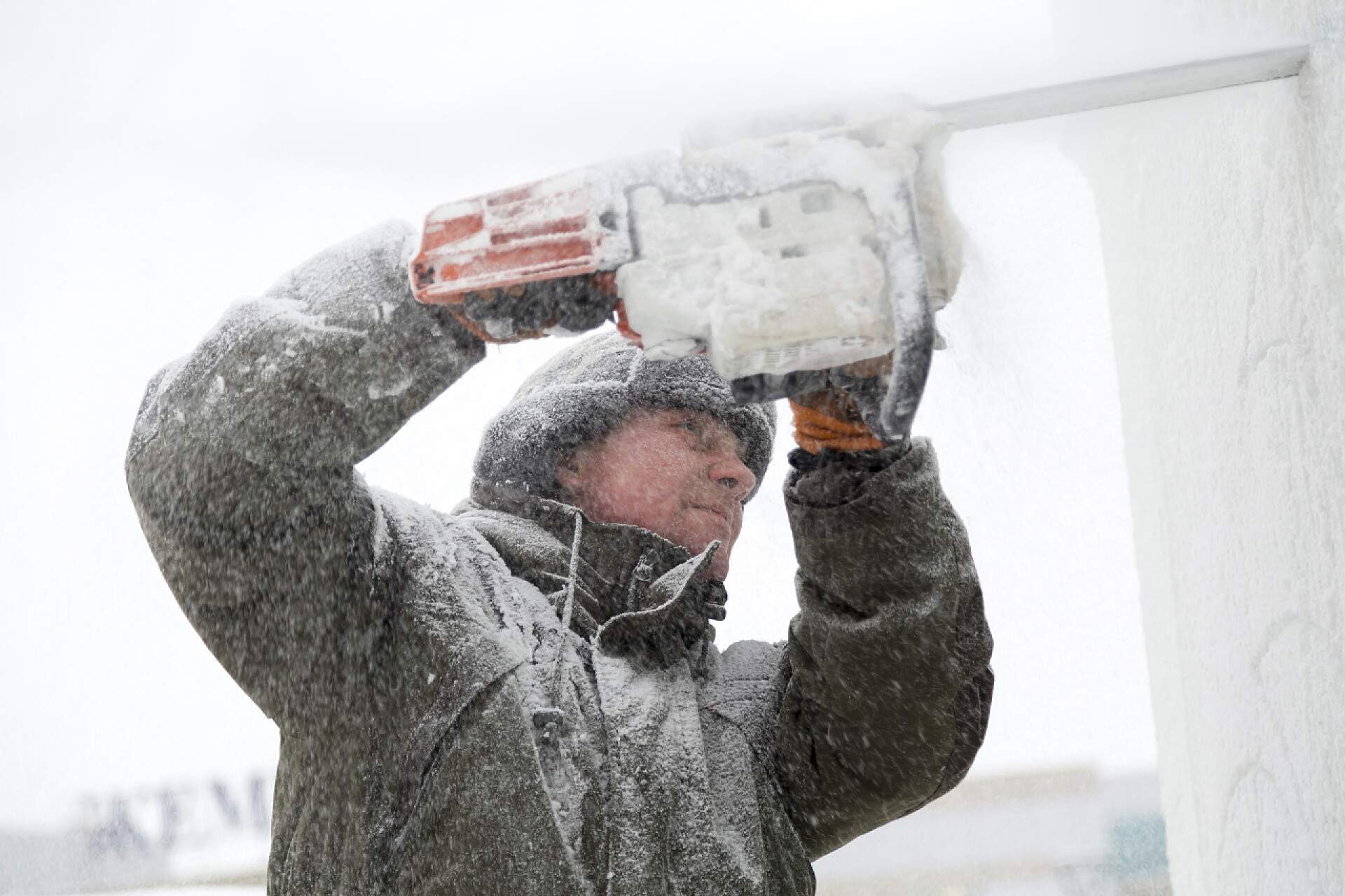 用电锯进行雕塑的艺术家人物生活