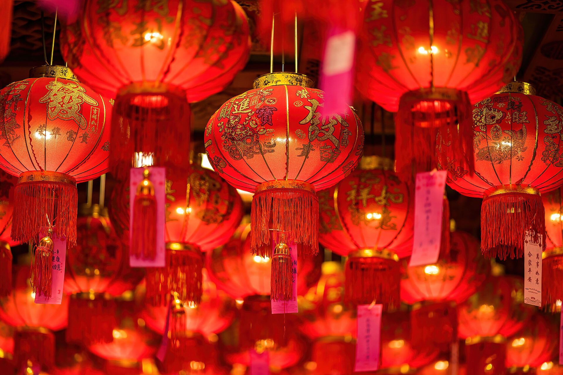 夜幕下的红灯笼装饰品