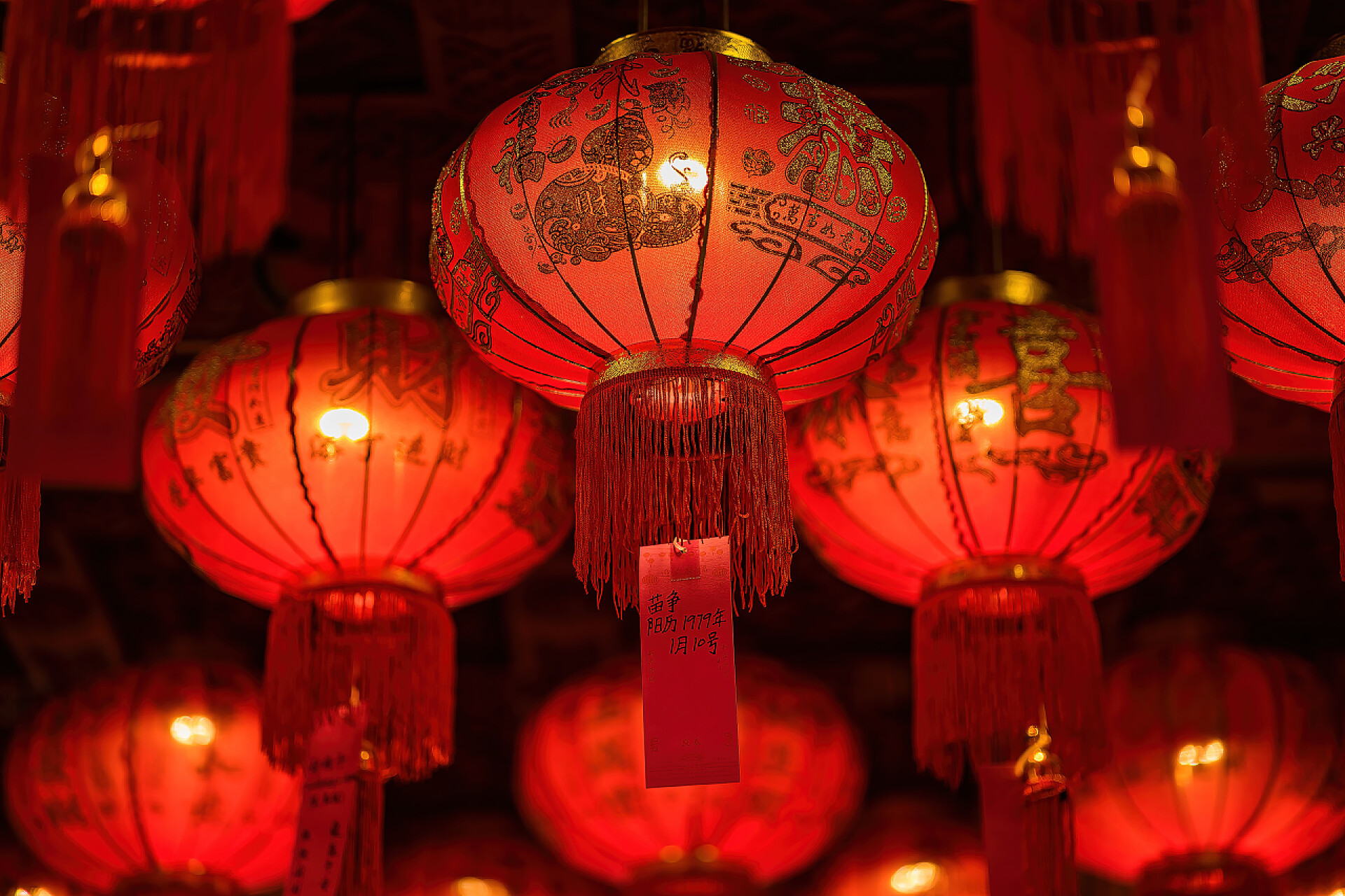 黑色背景上的中式红灯笼装饰品