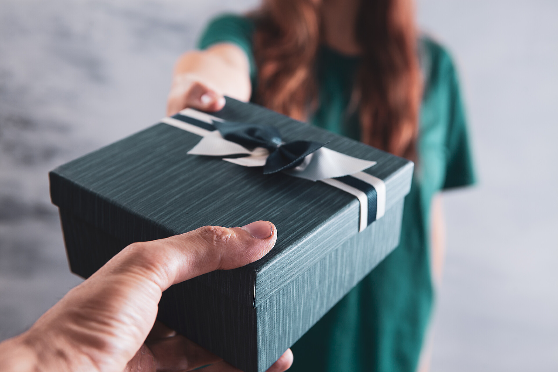 男人送给女人一个给女朋友送礼物的男人