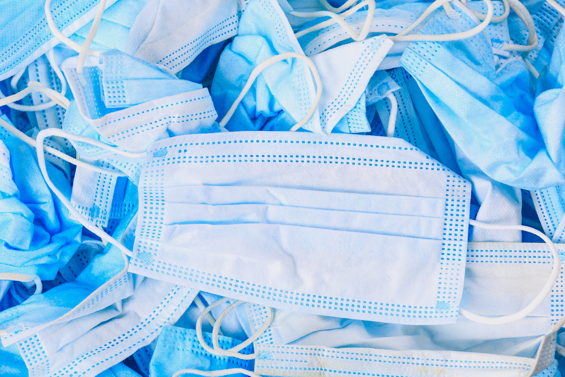 一堆蓝色医用口罩医疗健康