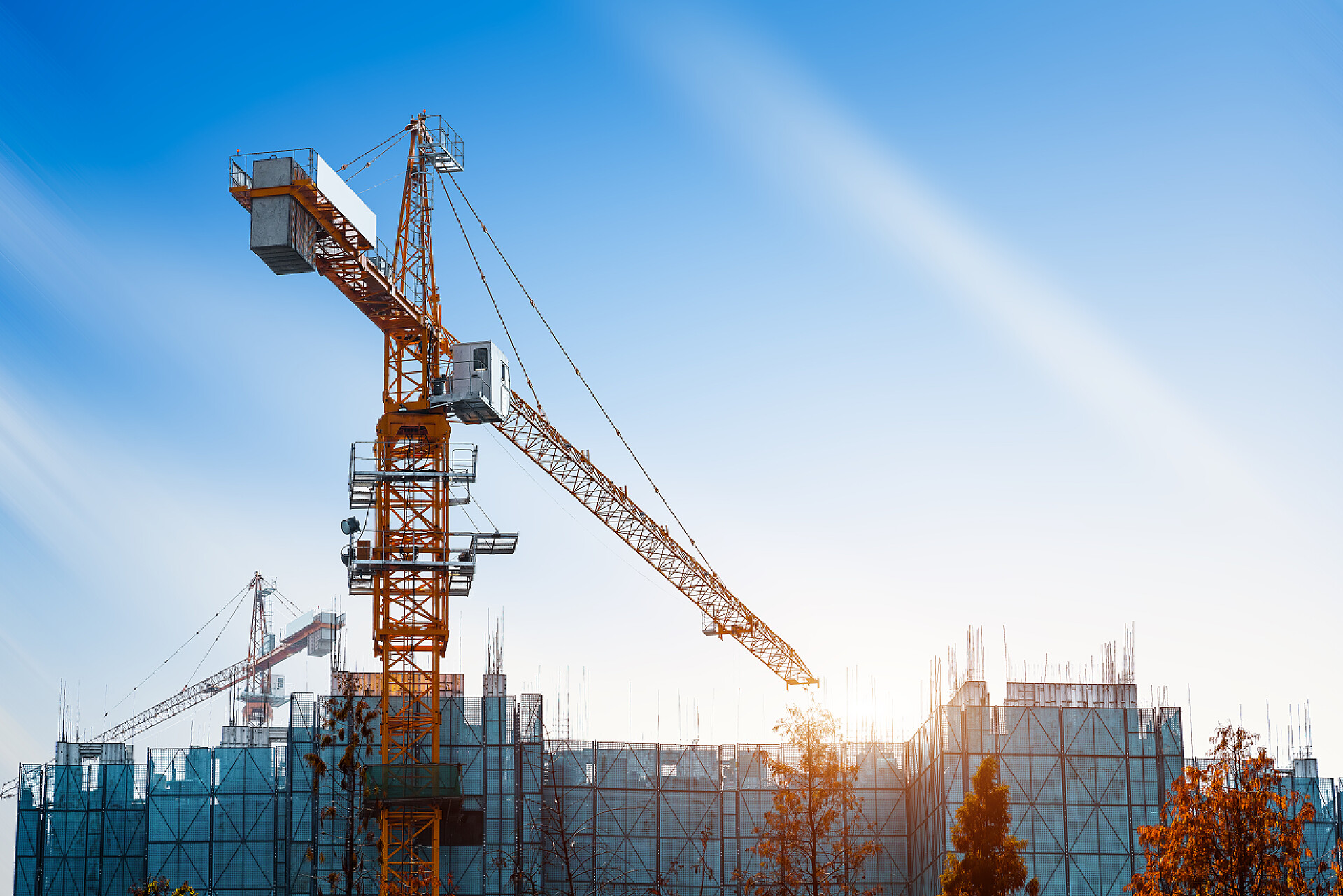 建筑工地安全生产蓝天下的起重机和施工现场建筑工程吊塔