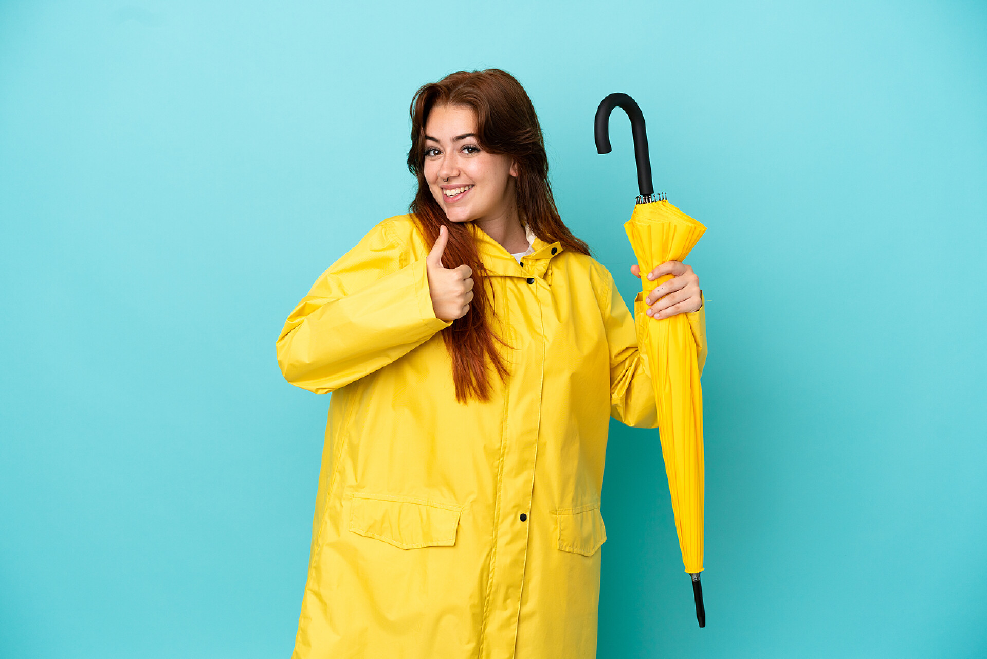 手拿雨伞带上雨衣的美女人物生活
