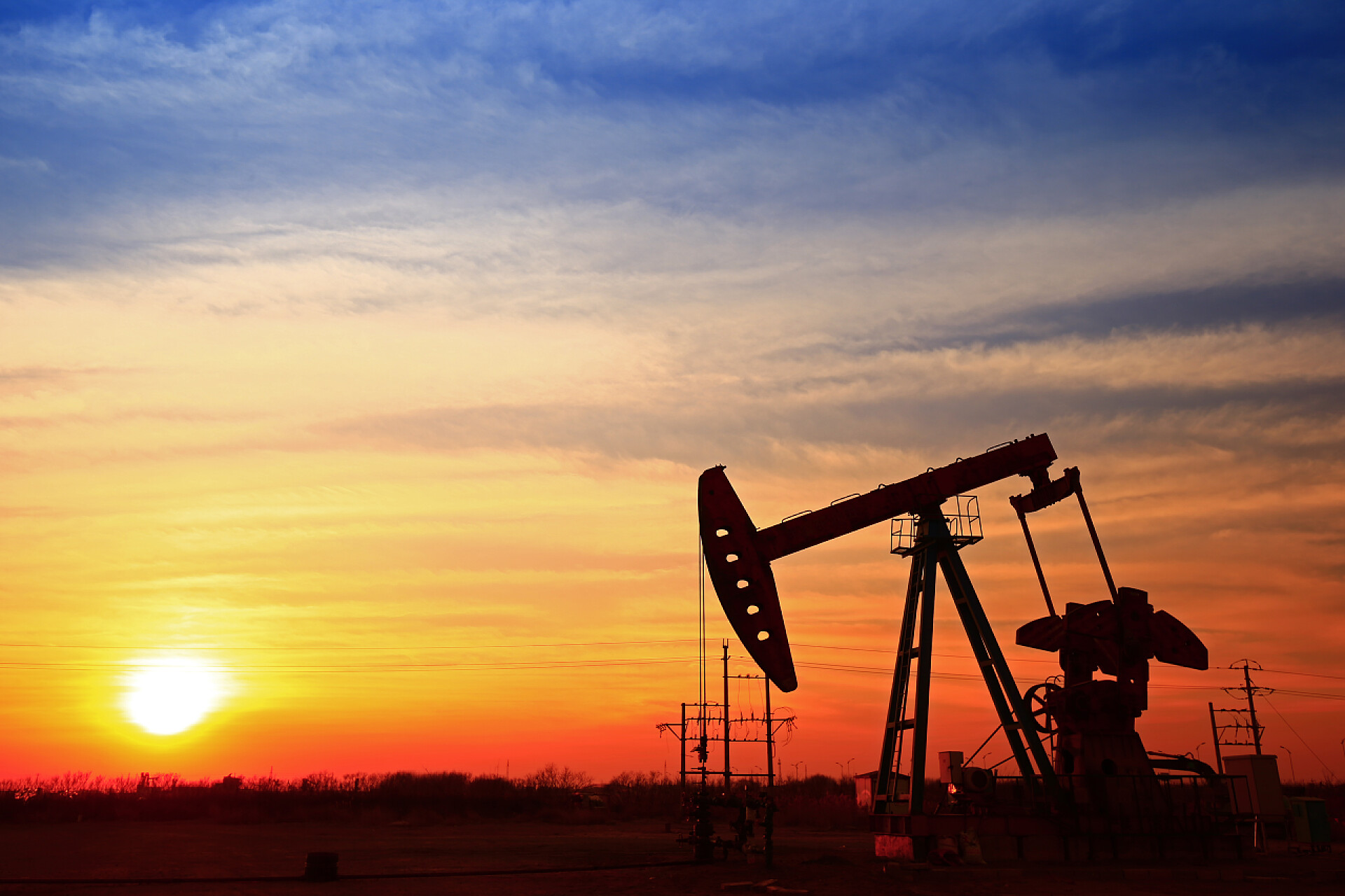 在日落黄昏下的抽油泵自然风光风景