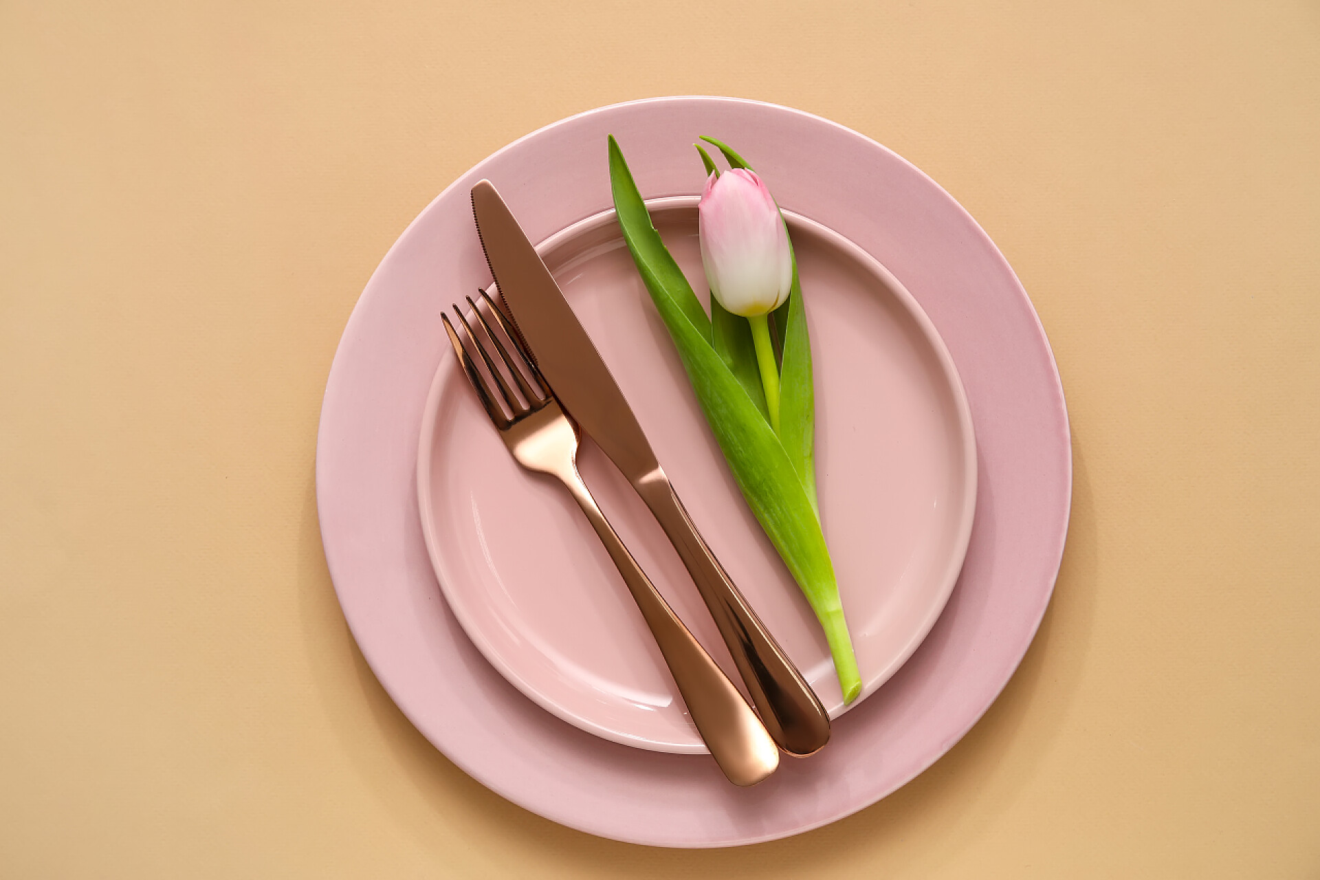 米色格调餐桌上的餐具