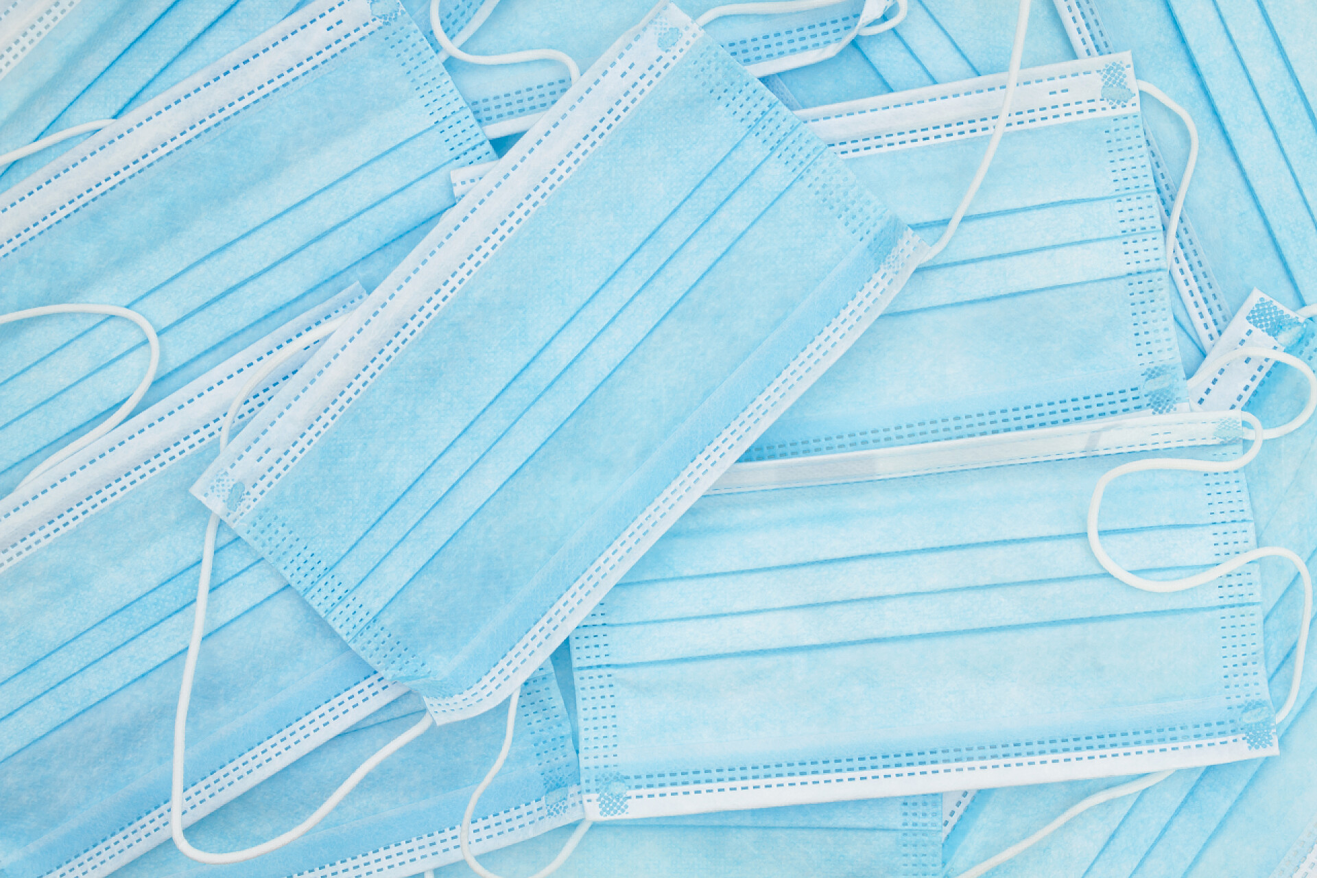 一堆平铺的蓝色的口罩背景健康防护