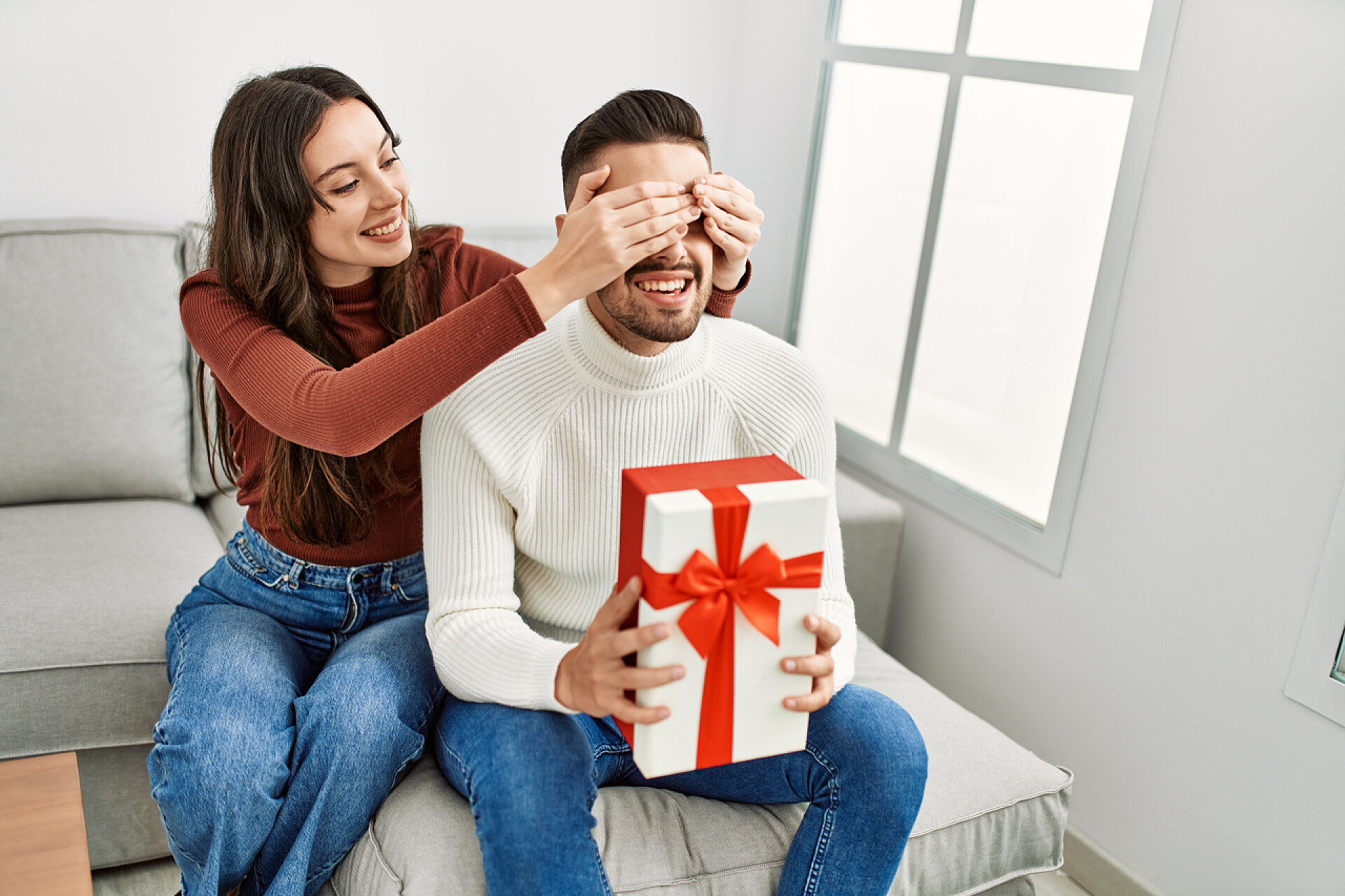 在家里妻子捂住丈夫的眼睛给丈夫准备惊喜和礼物情人节纪念日