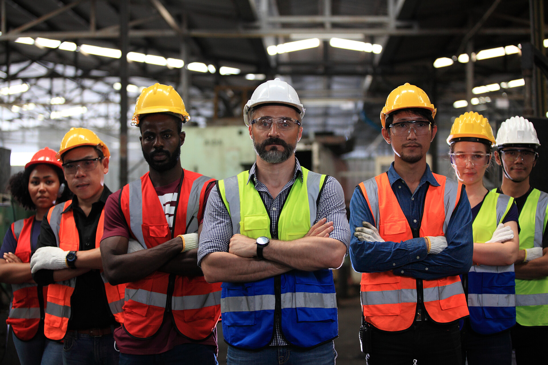 在工厂站着的的一排工人仓库操作员培训技能