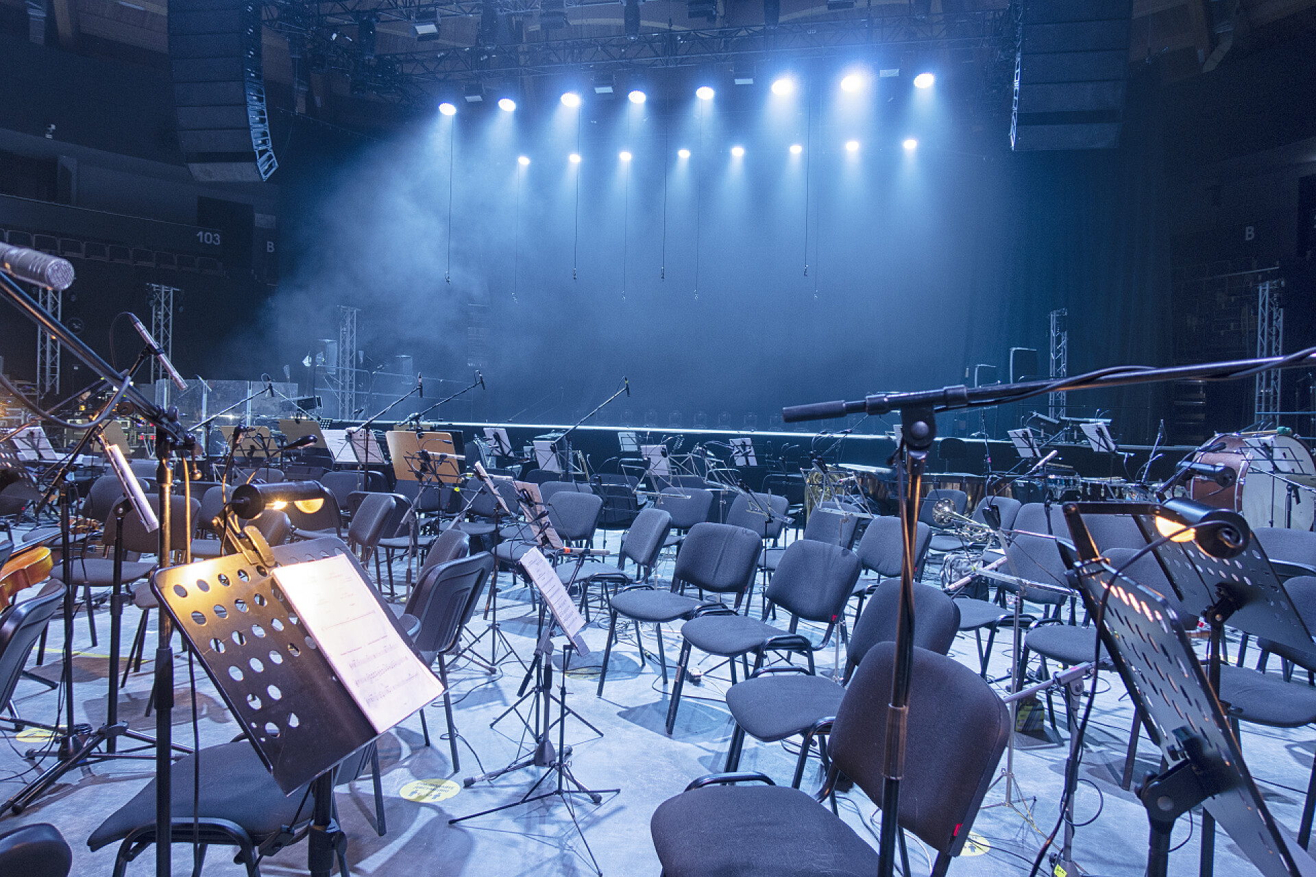 剧场和音乐会上的舞台后幕大型乐器演奏现场的设备