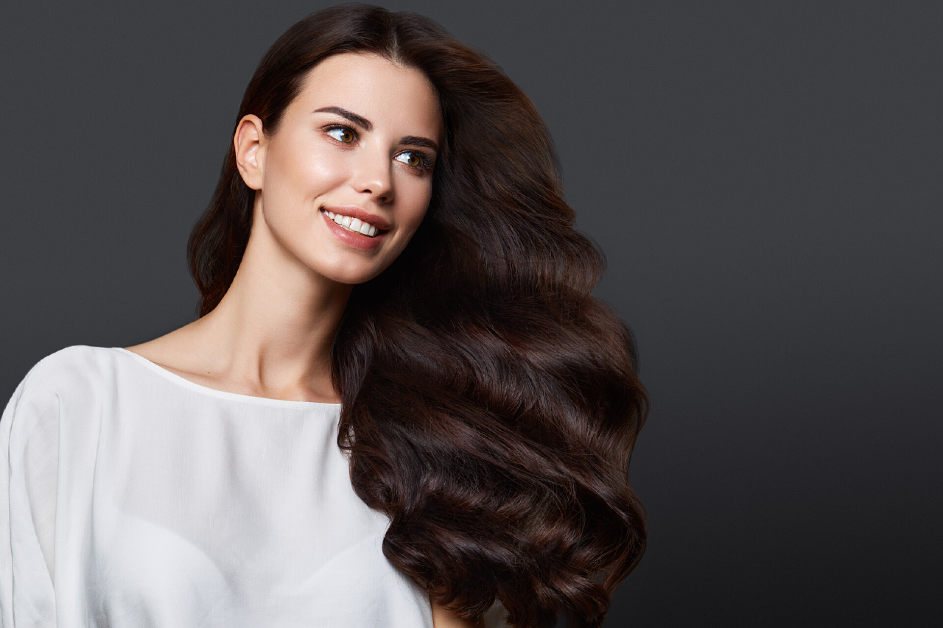 人物生活黑色背景下美丽的棕色头发的女孩在进行拍摄