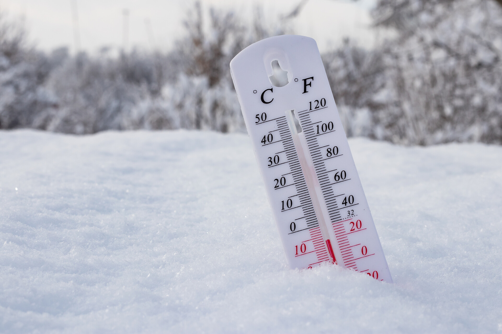 在雪地里的一个温度计