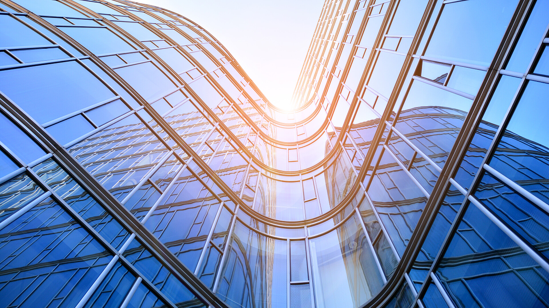 阳光落在大楼上的蓝玻璃上