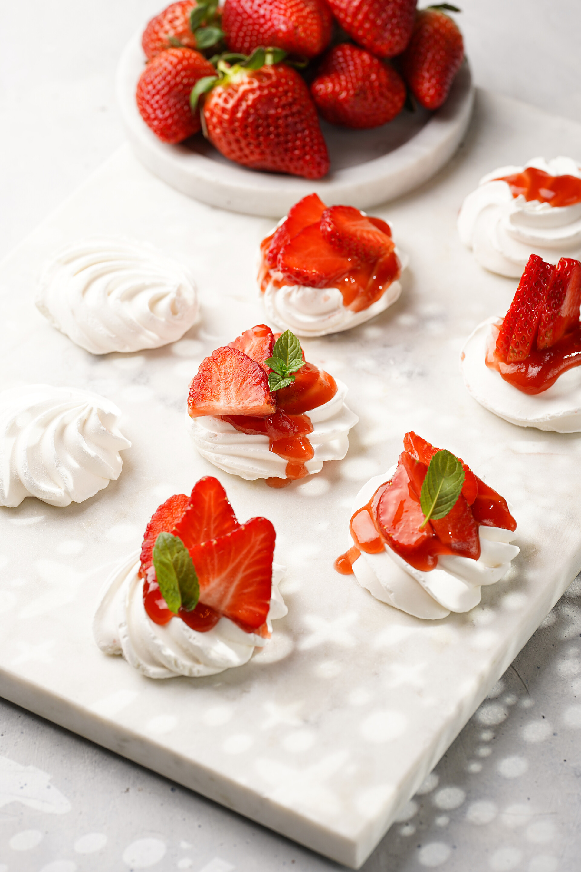 水果带有新鲜草莓和红色果酱的迷你蛋糕