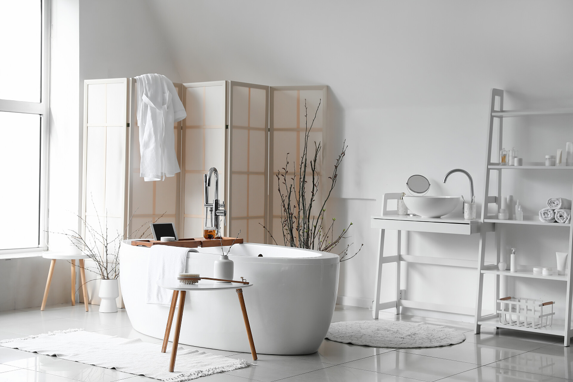 带有折叠式屏风和搁板的轻便浴室内部