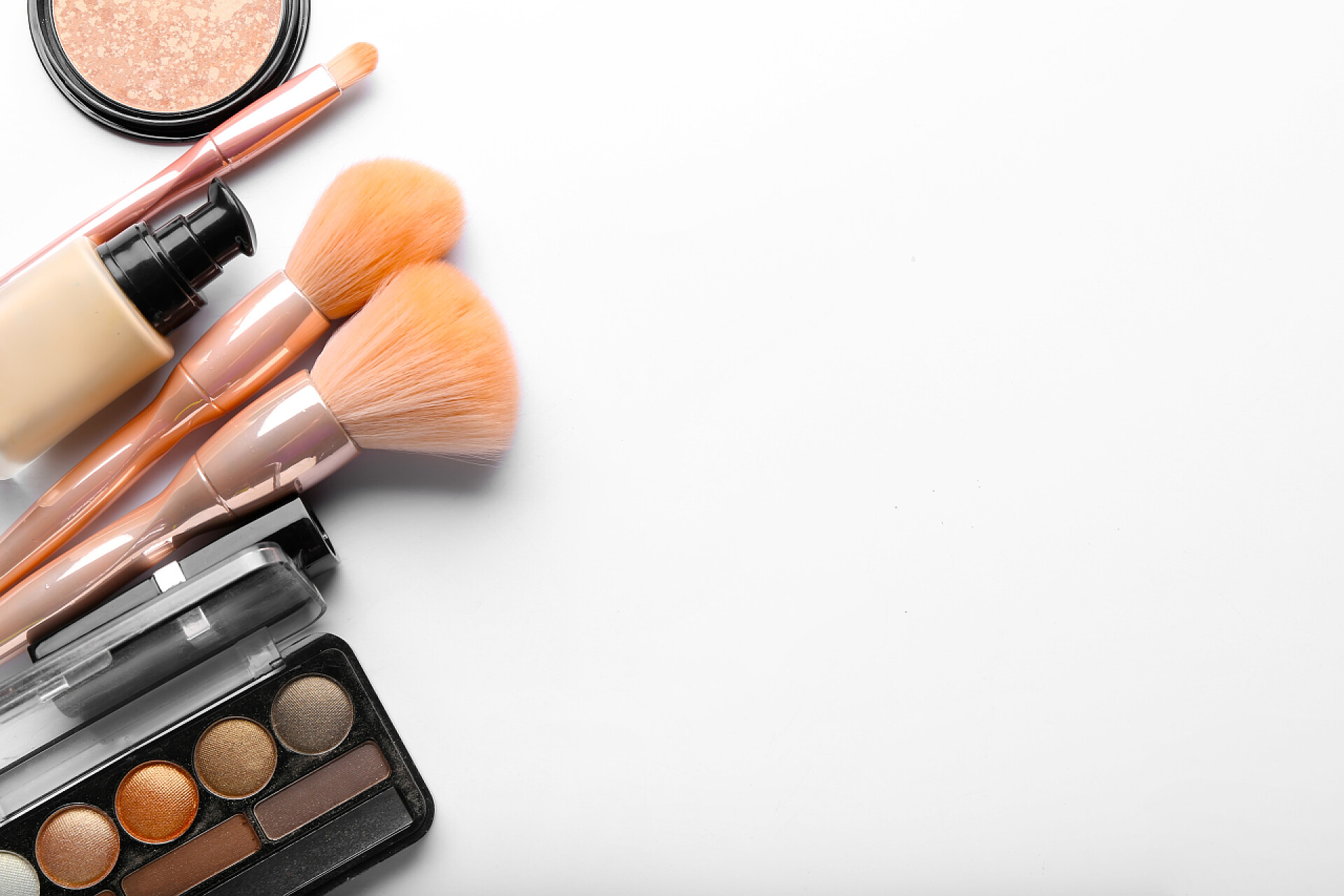 白色背景上的化妆品和化妆刷