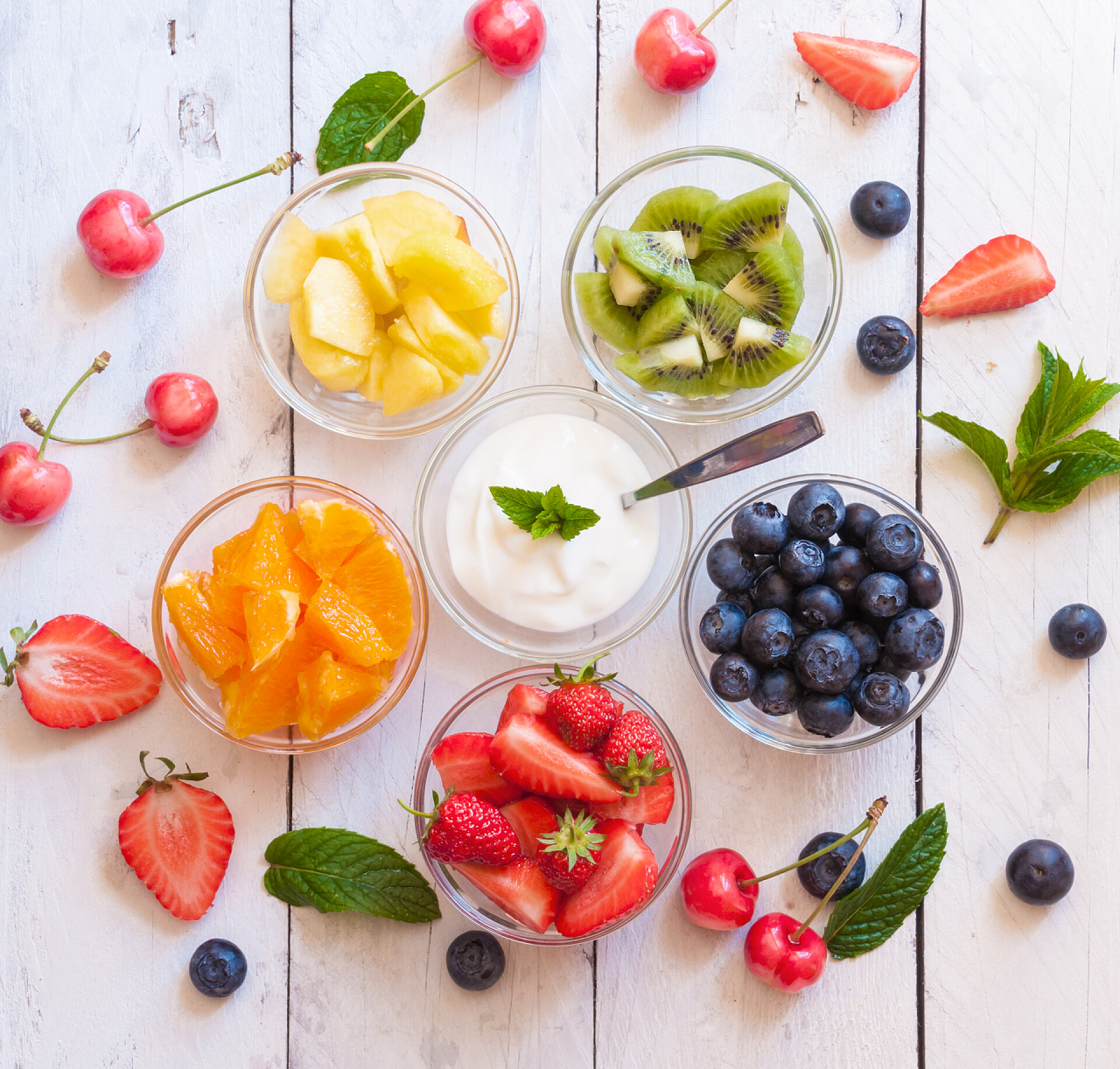 水果木桌上的新鲜夏季水果和酸奶果盘丰富维生素