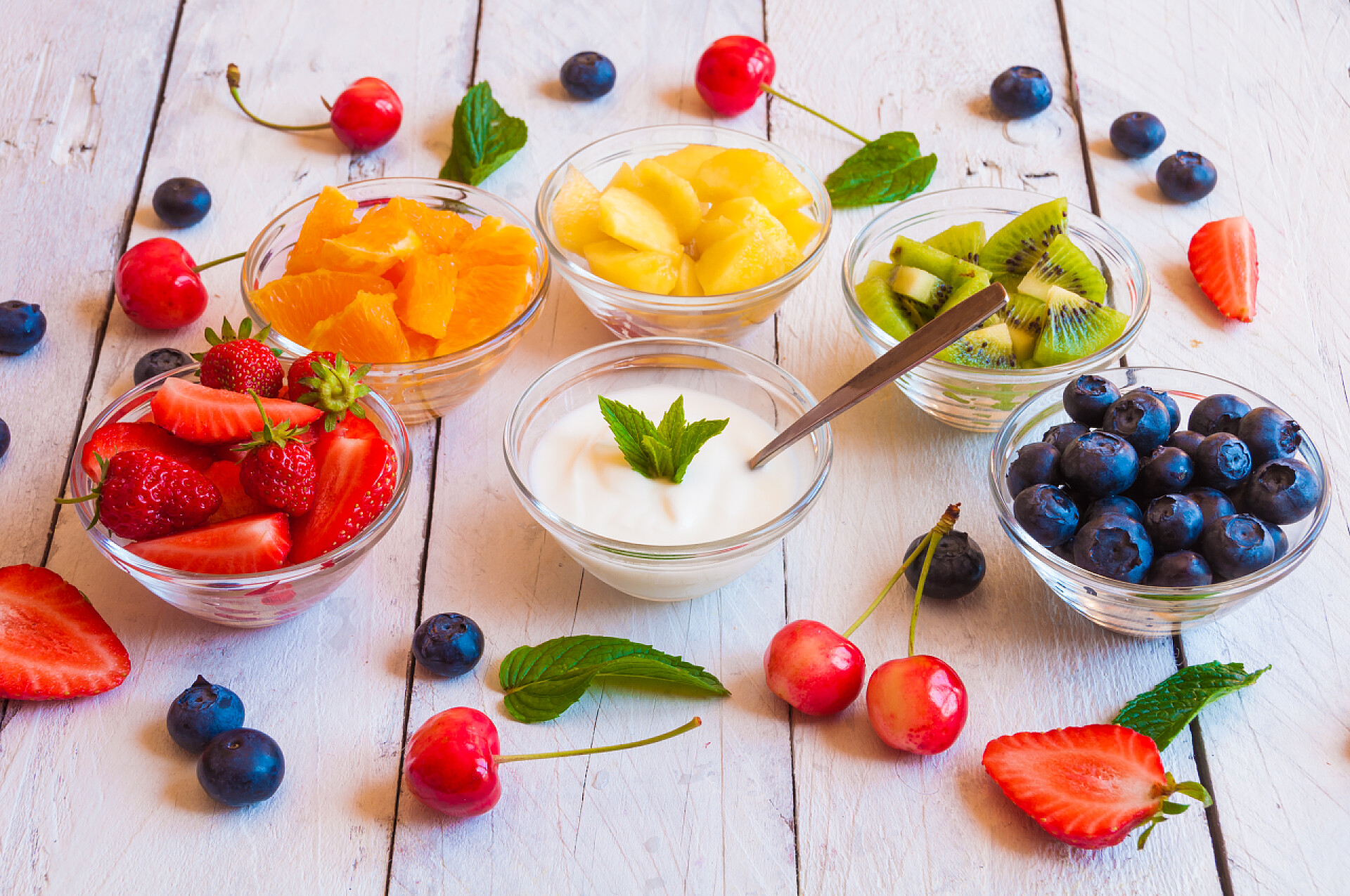 水果木桌上新鲜的夏季水果和酸奶果盘丰富维生素