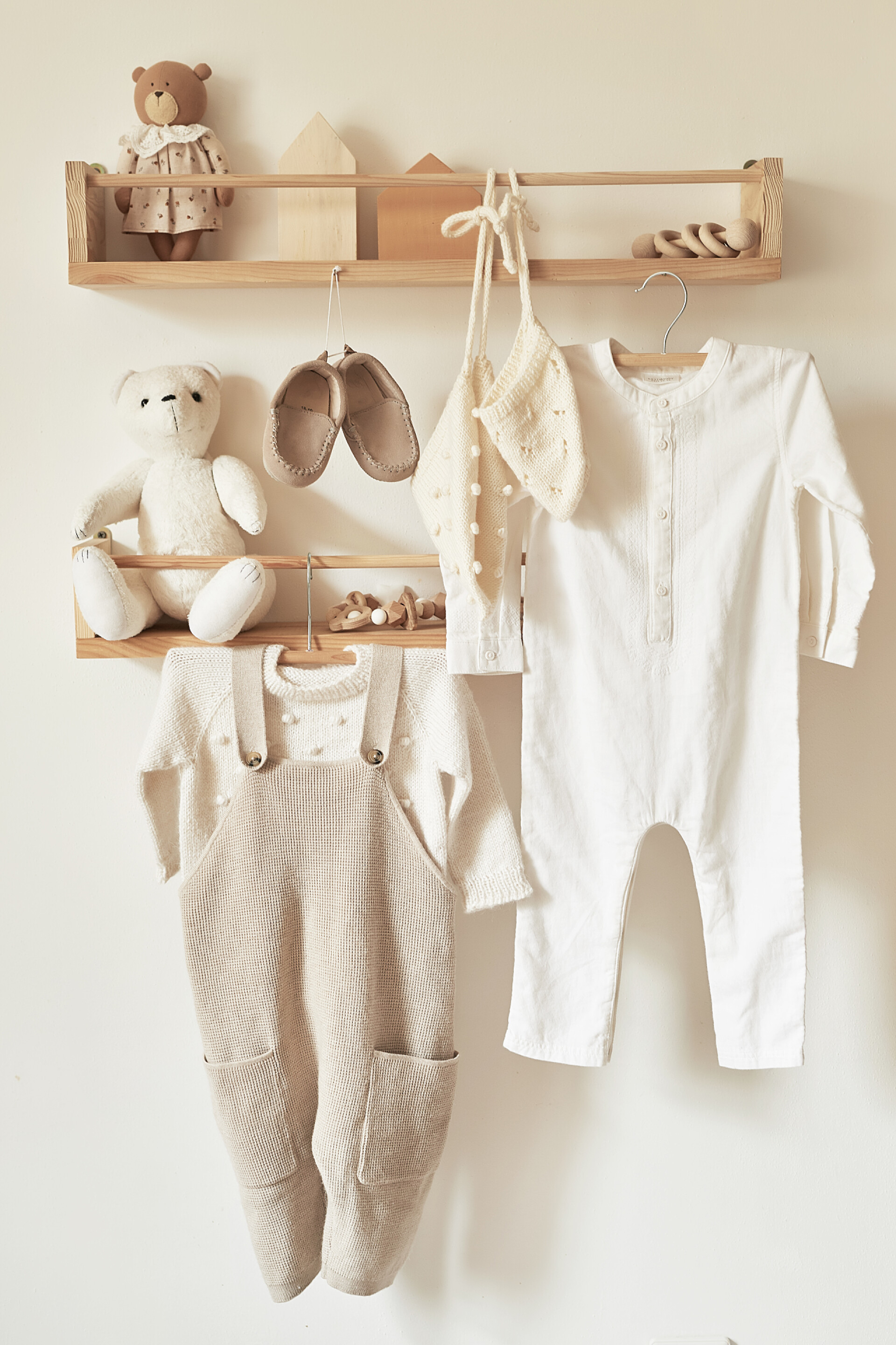 挂在衣架上的儿童服装鞋子帽子儿童玩具