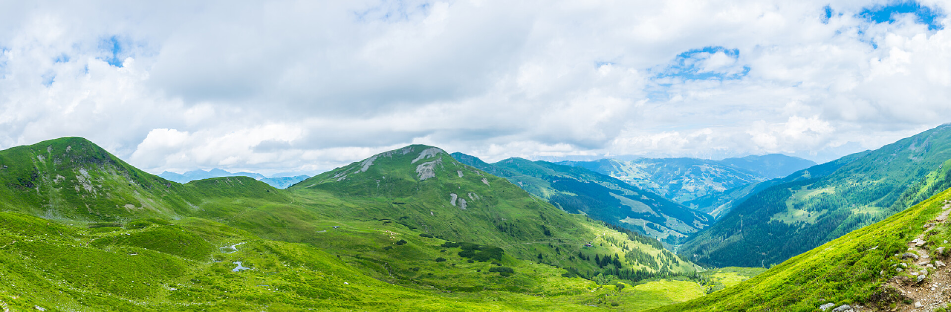 蓝天白云下美丽的奥地利山谷山脉自然风光风景