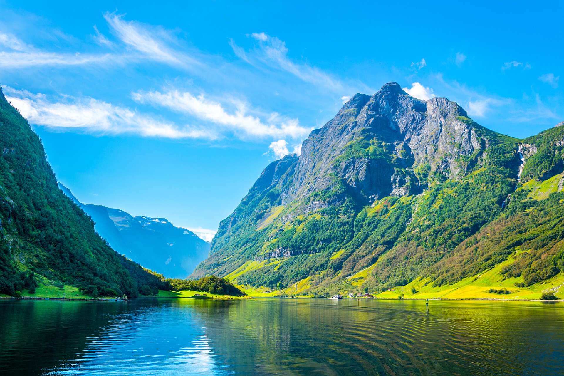 蓝天白云下美丽的山谷湖水湖面倒影自然风景