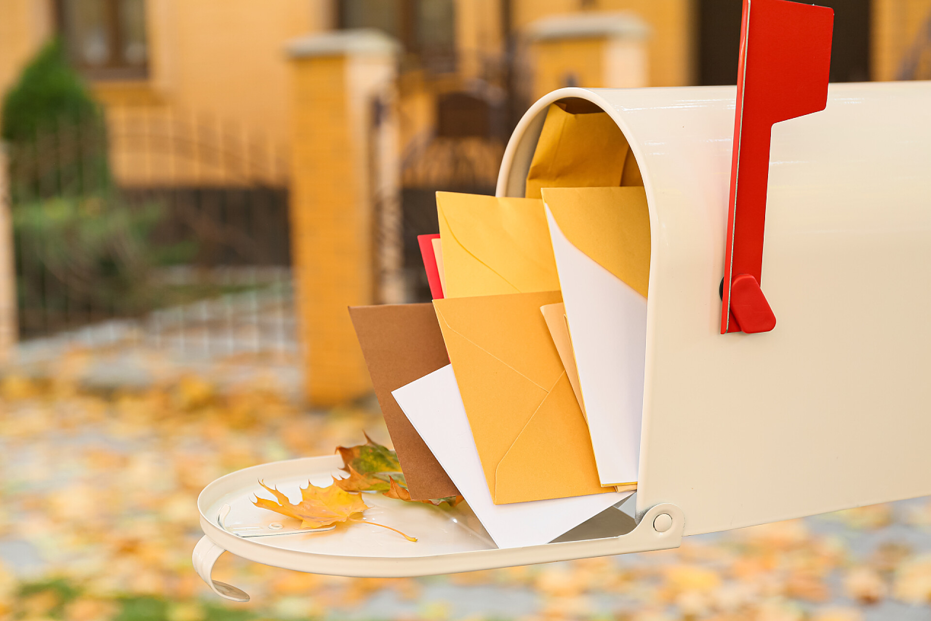 室外装有不同信件的信箱