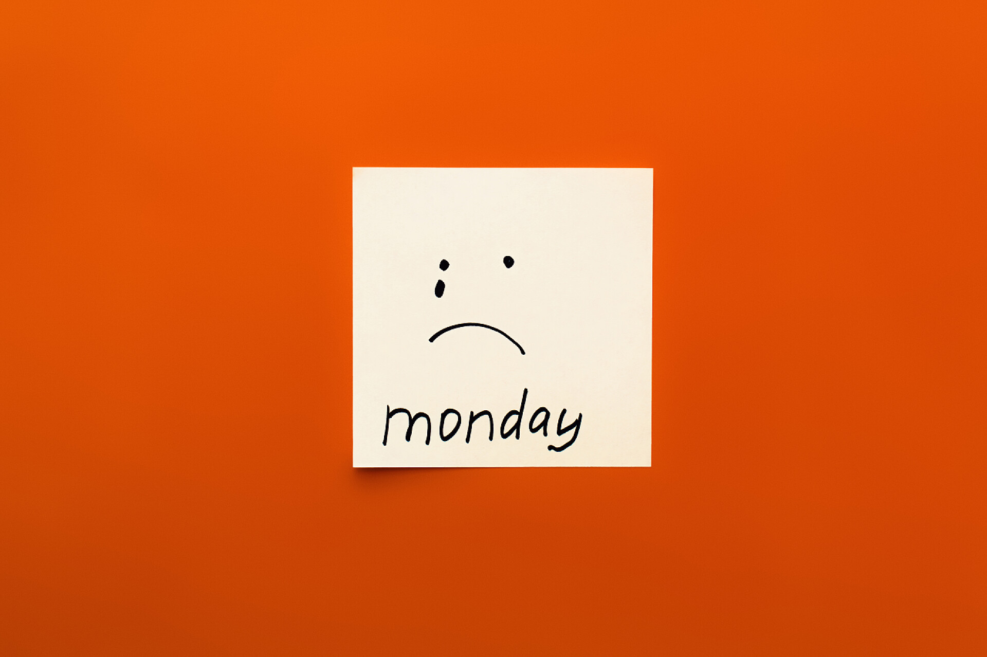 背景上带哭泣情绪的纸便条