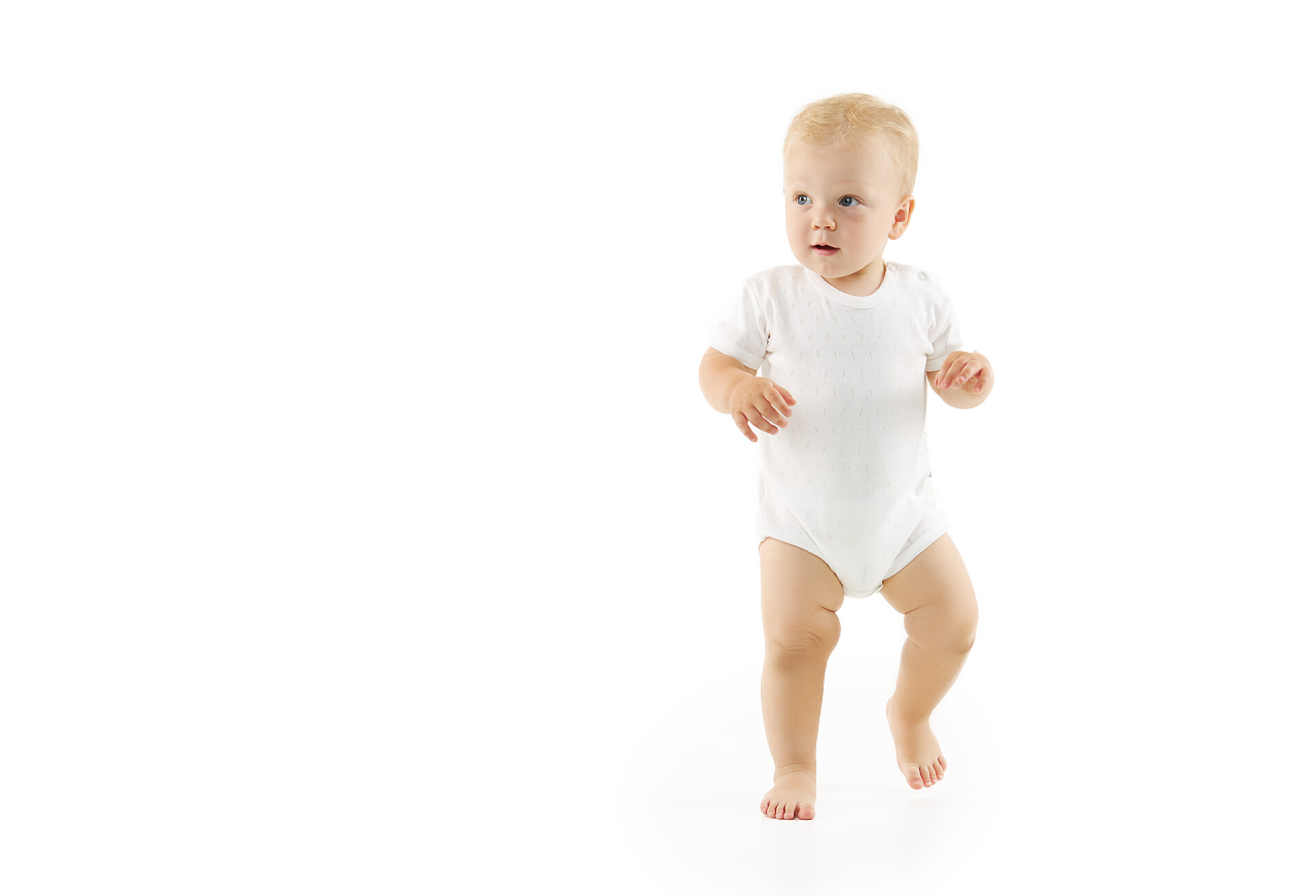 白色背景上走路的婴儿儿童