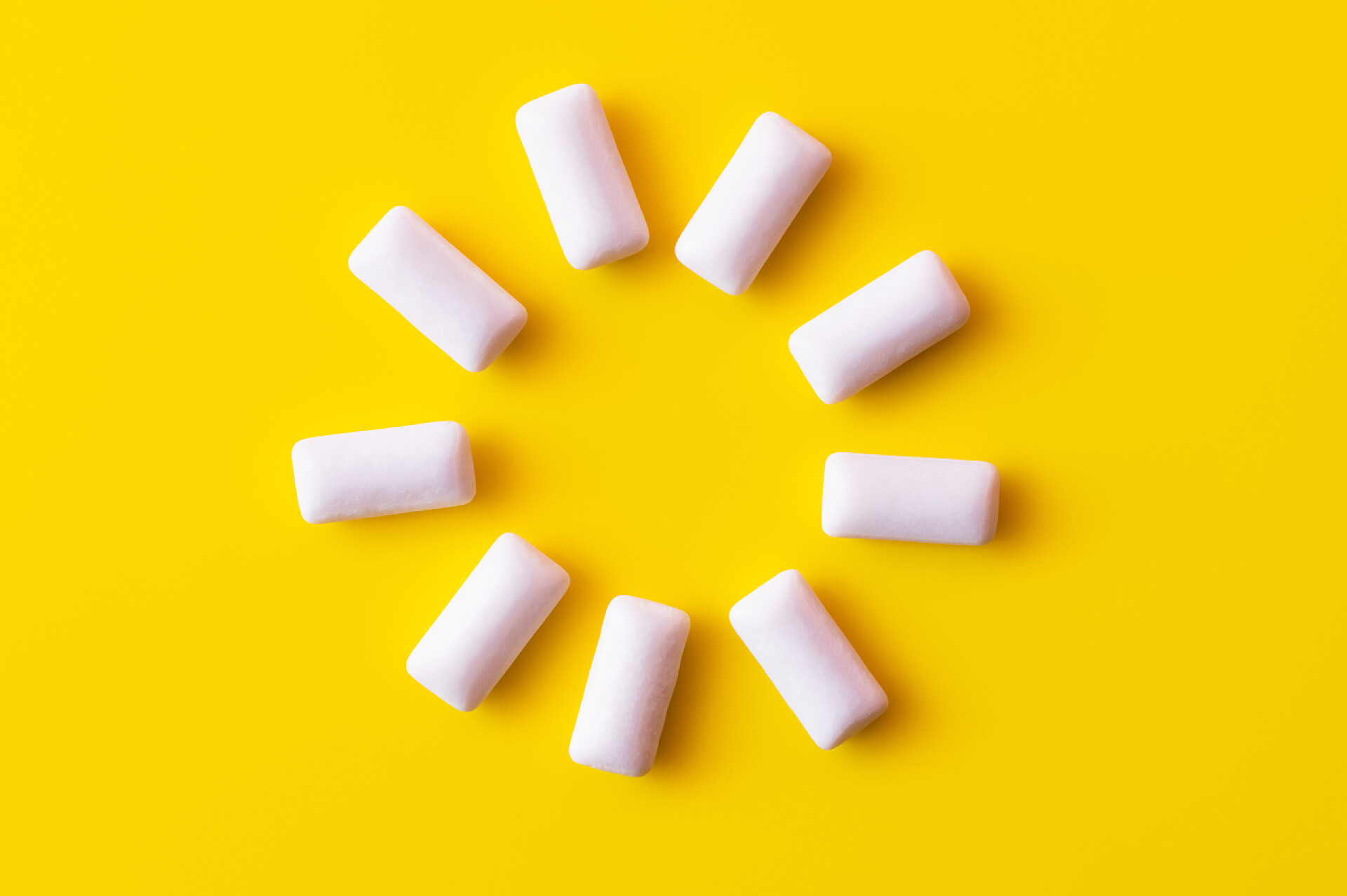 黄色背景上的口香糖食物