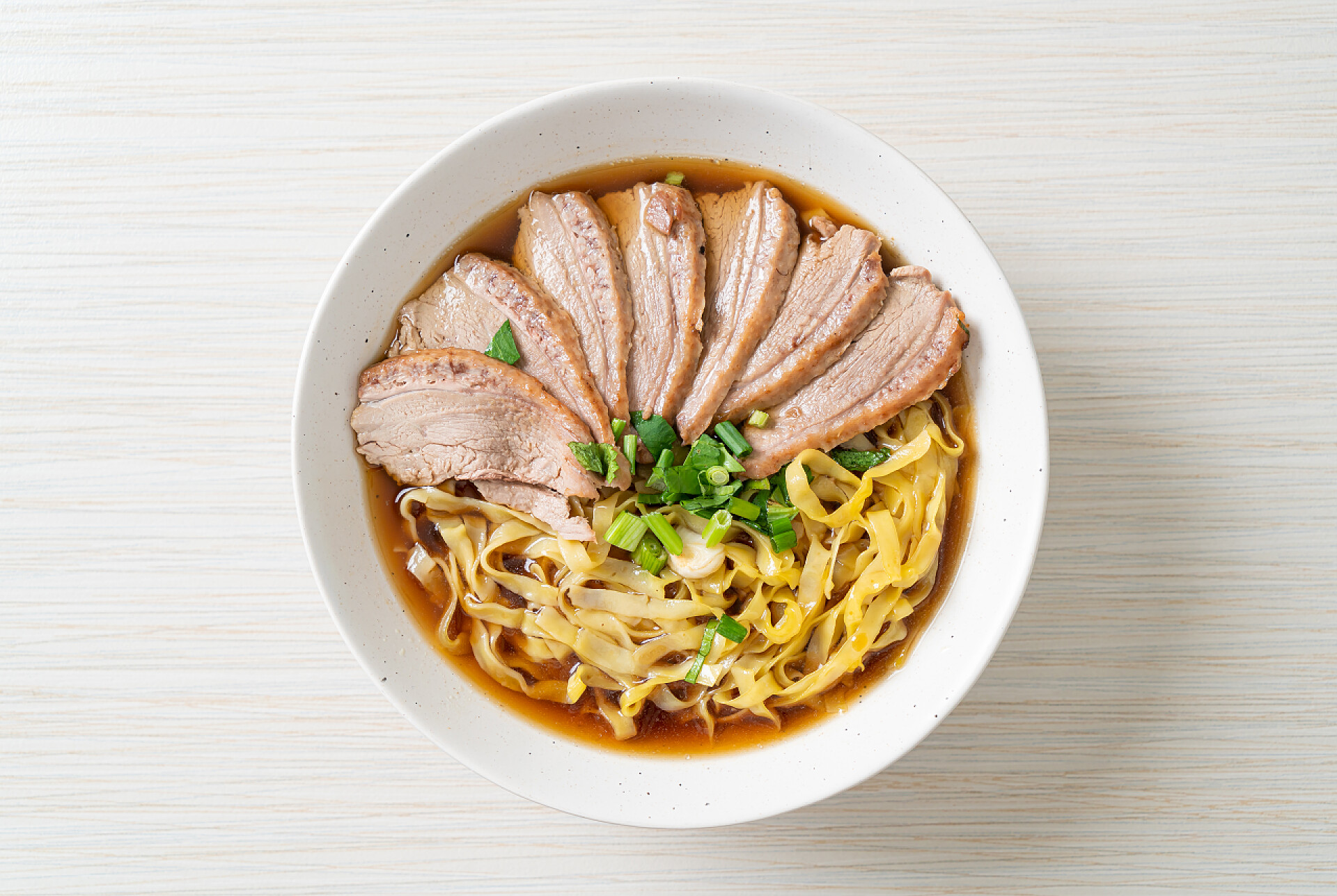 二十四节气夏至24节气夏至面面食新鲜美味的鸭肉鸡蛋面美食食物