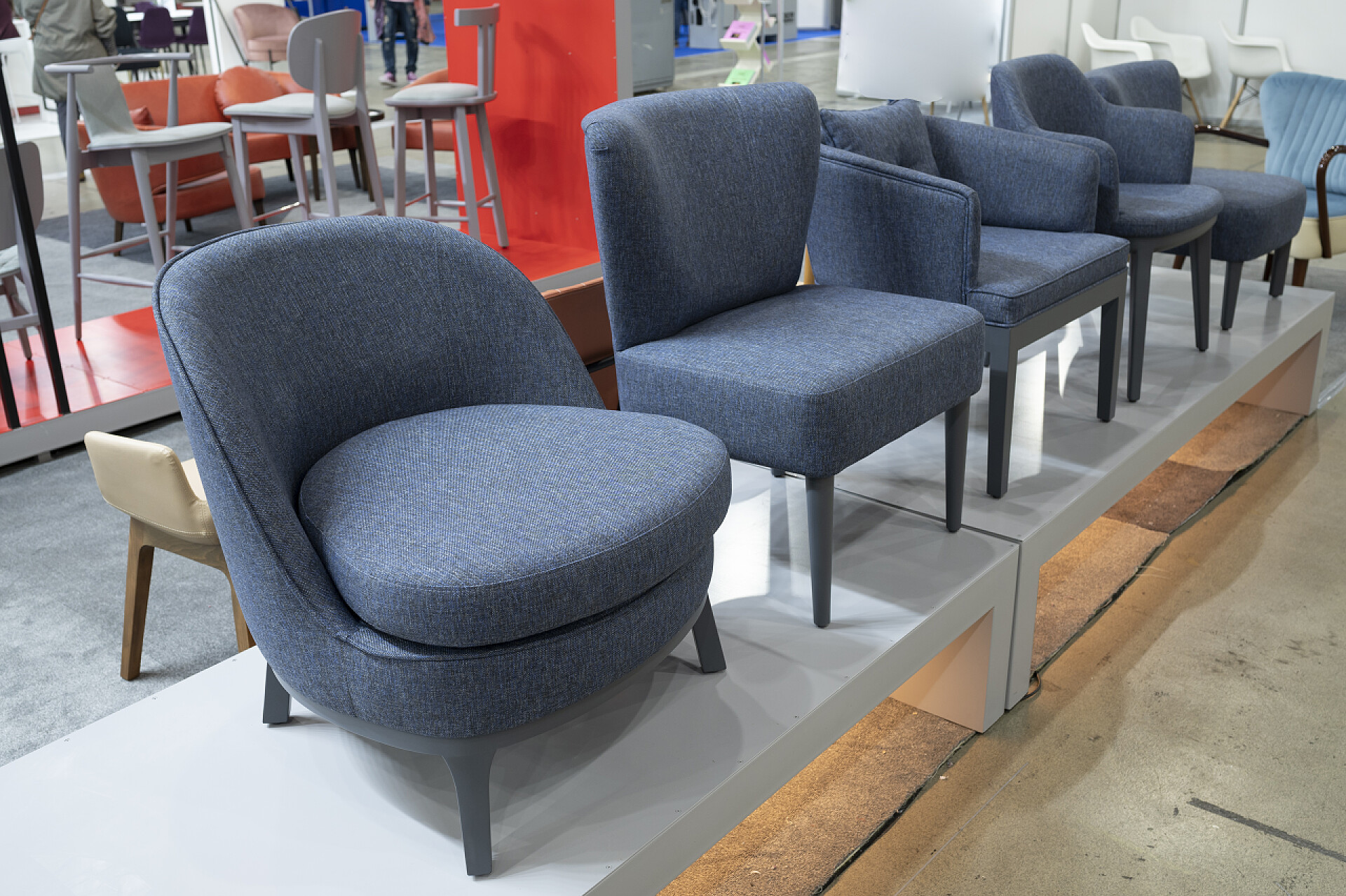 建筑和维修商店橱窗里的软扶手椅