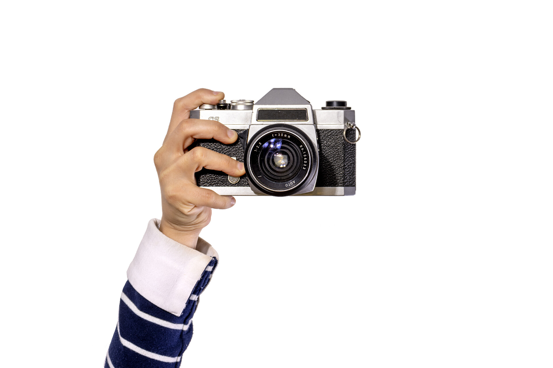 一个人手中拿着老式照相机手部特写