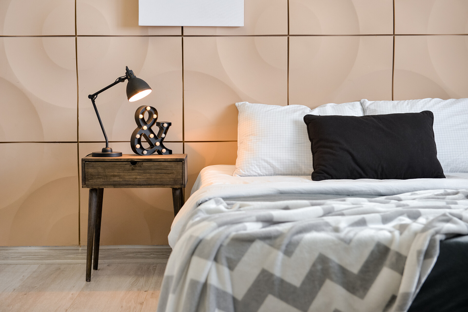 卧室里的床枕头台灯桌子室内设计室内装修