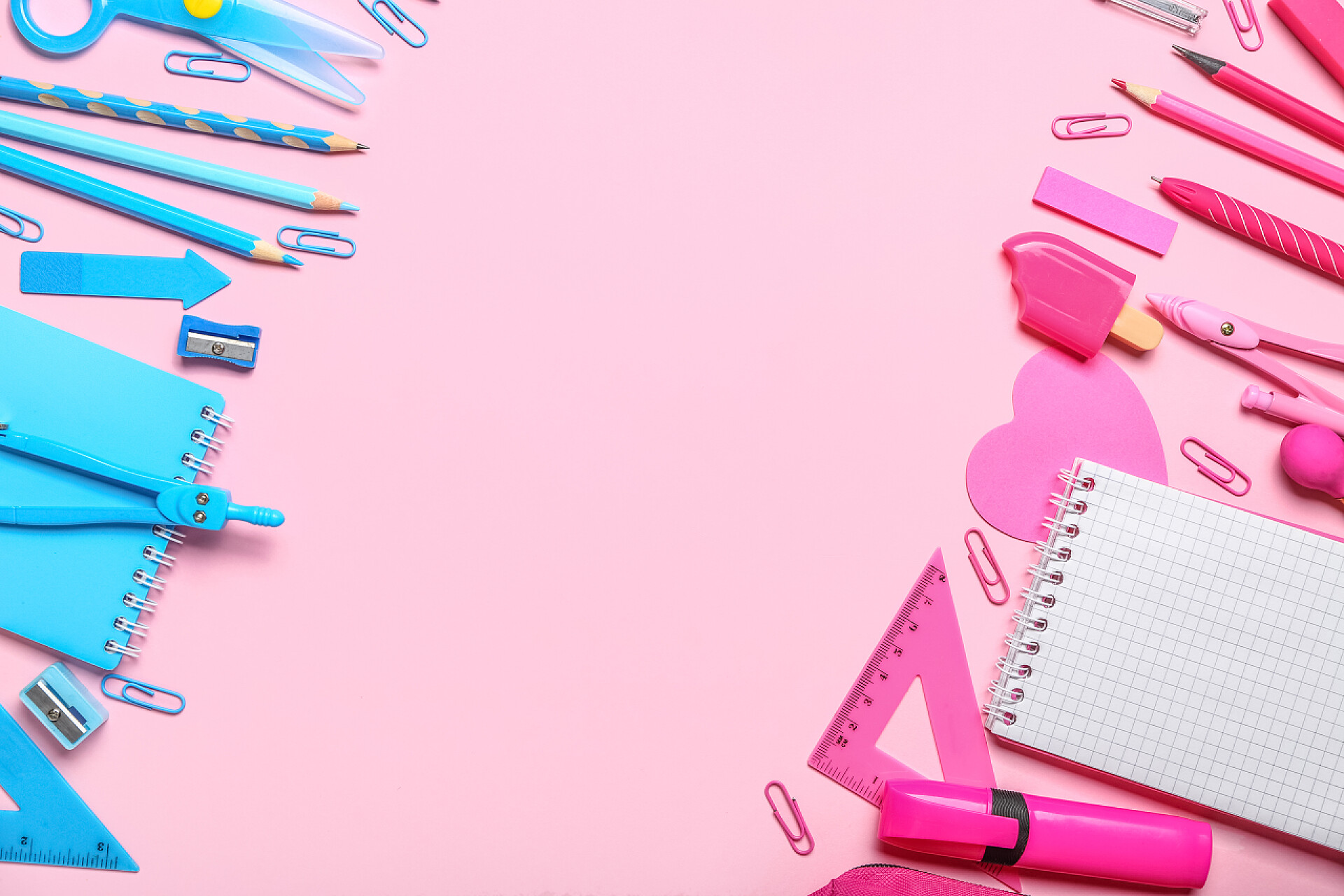粉色背景上各种各样的文具