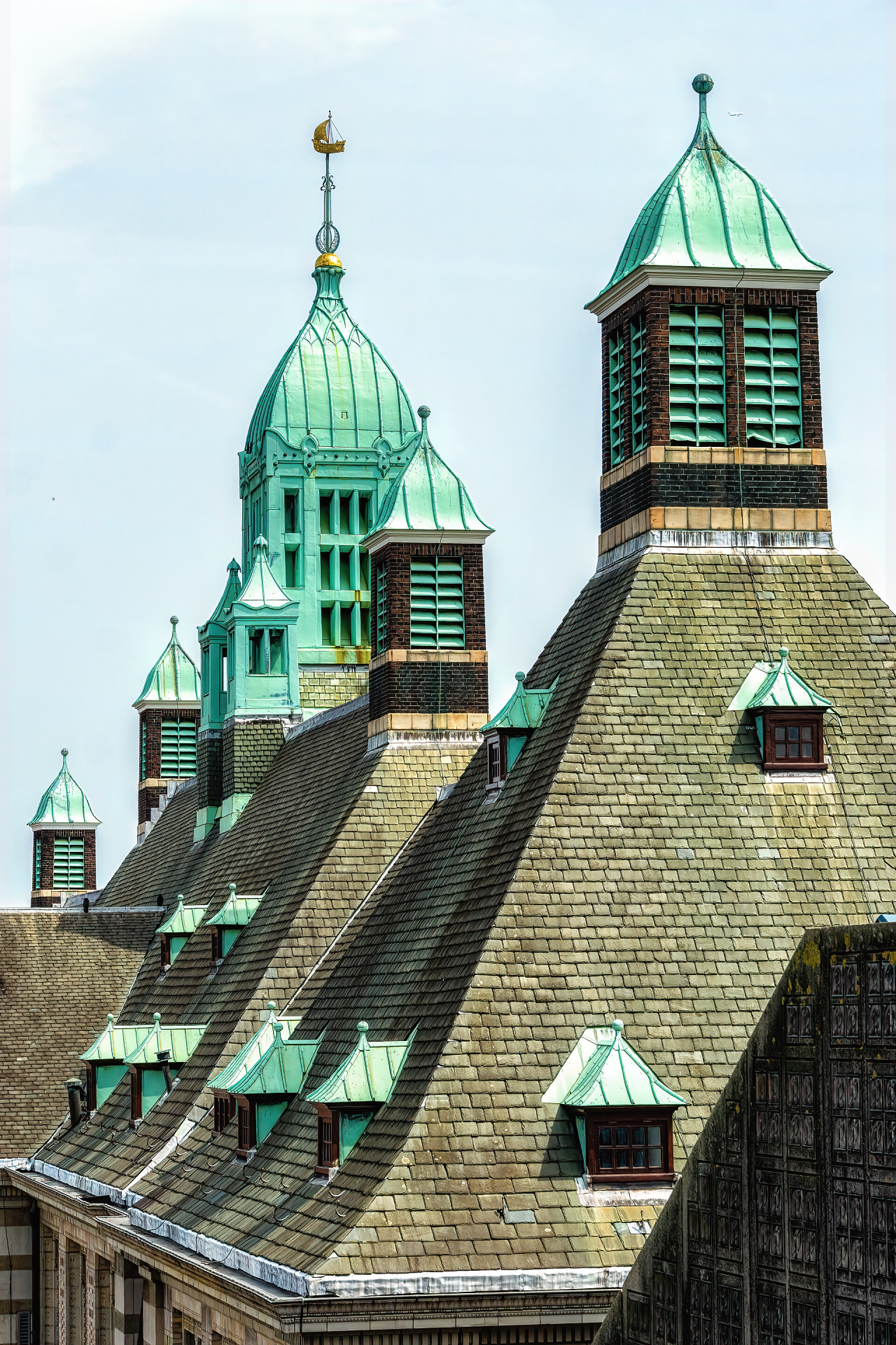 蓝天白云下古老的欧式建筑教堂自然风光风景