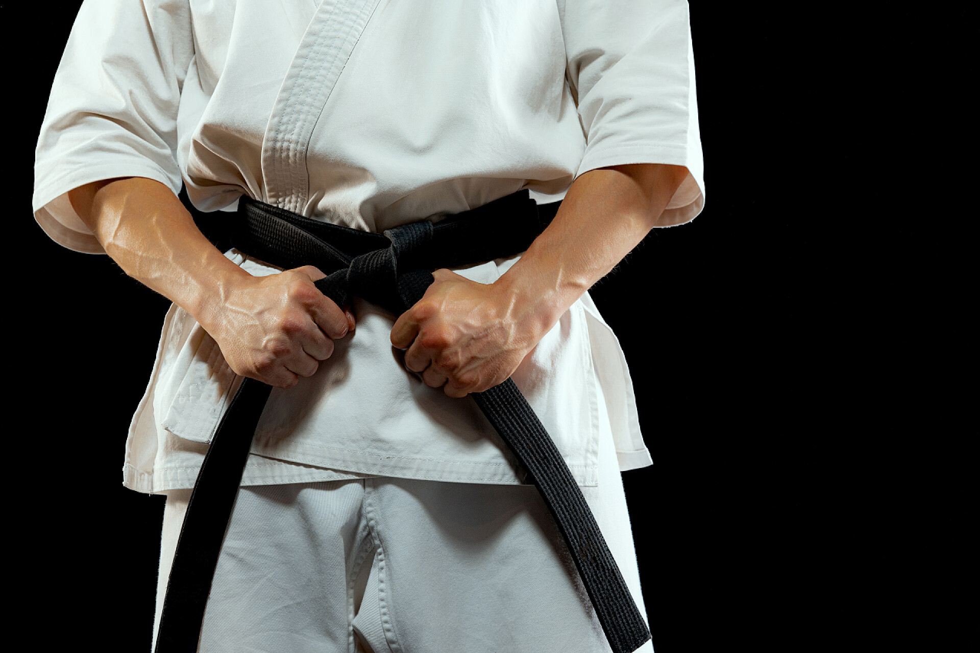 黑暗背景下的男跆拳道选手职业选手