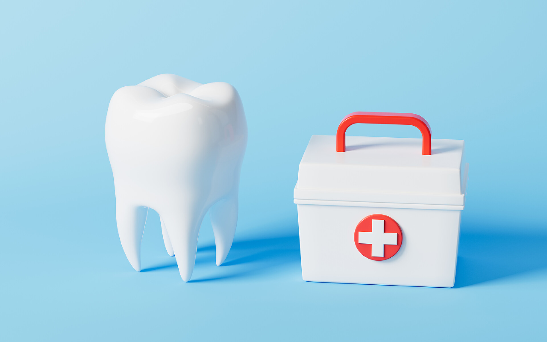 蓝色背景上的牙齿和药箱