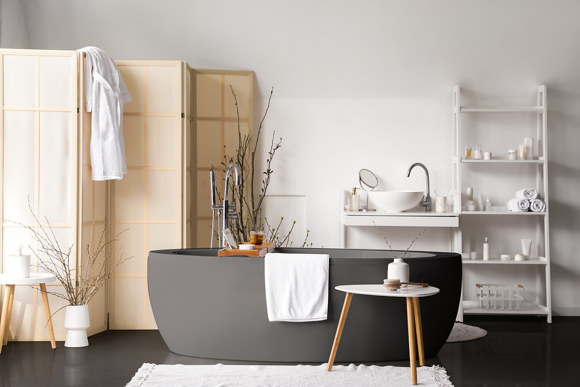 现代浴室内部的可折叠屏风室内设计