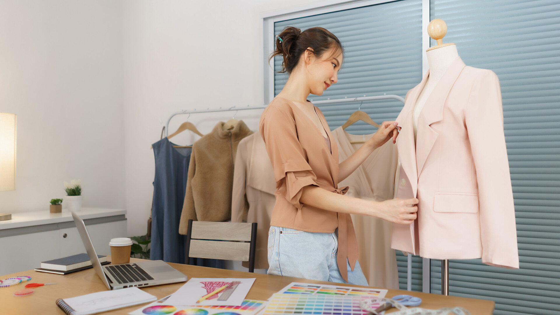 亚洲女性裁缝师正在检查服装服装设计师