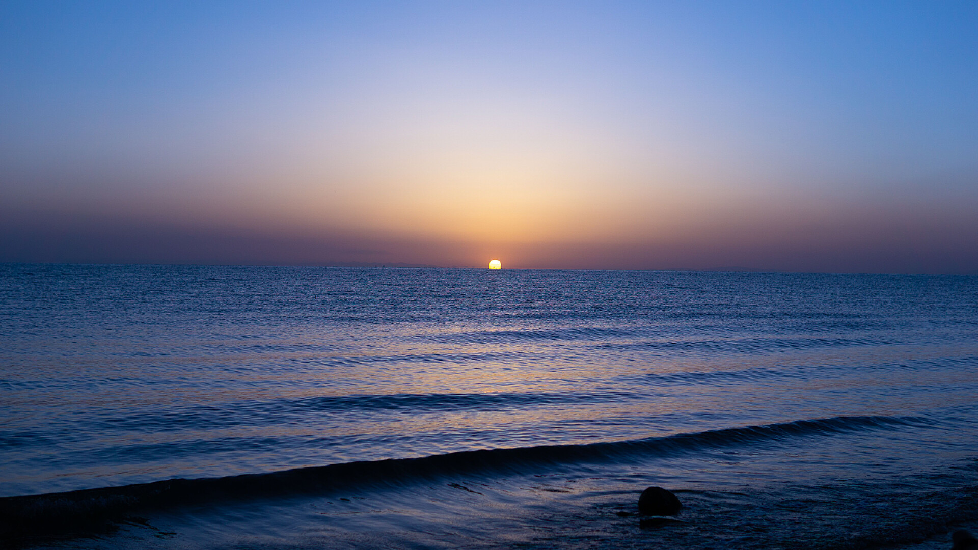 自然风光风景夕阳下青海省青海湖上美丽的景色