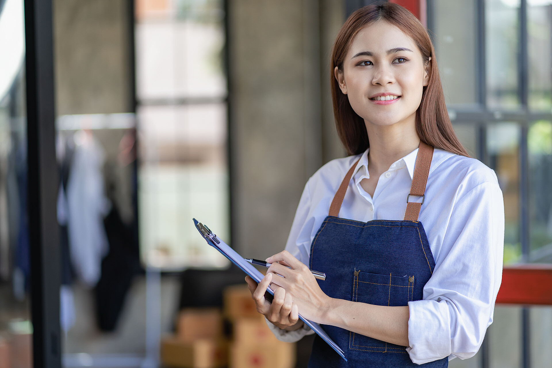 工作室微笑的服务员