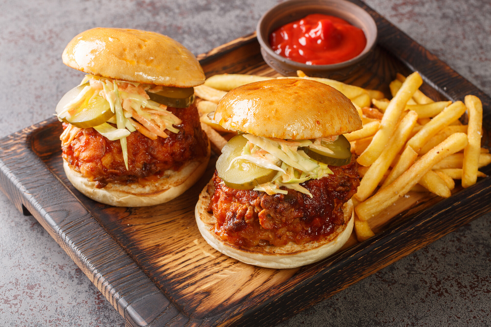 纳什维尔热鸡汉堡和薯条番茄酱