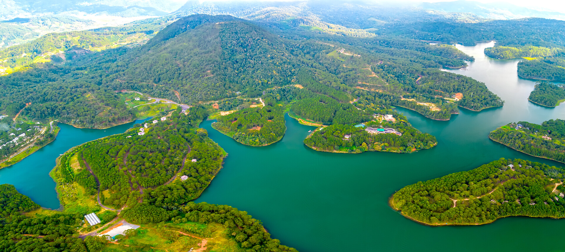 从上空俯瞰到的山湖岛屿美景图