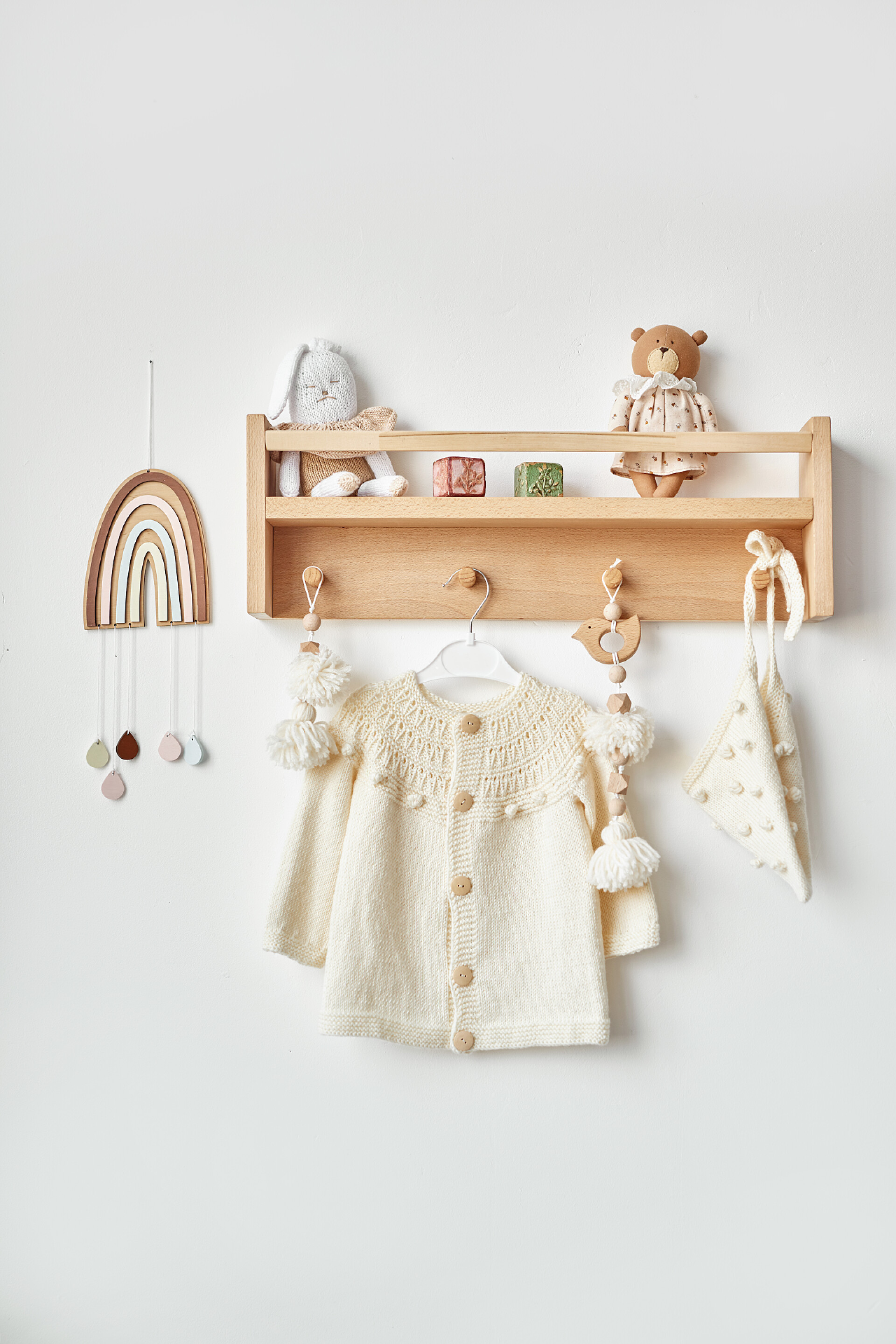 摆放在架子上的针织儿童用品