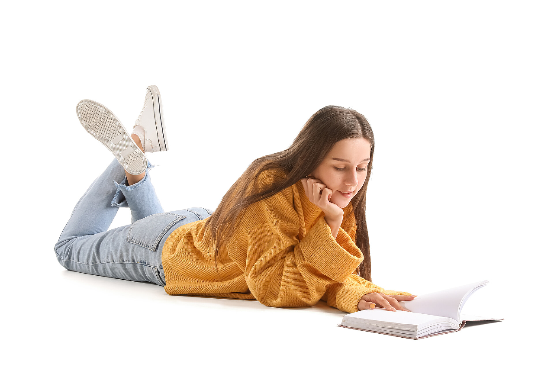 穿着黄色毛衣的女人在看书