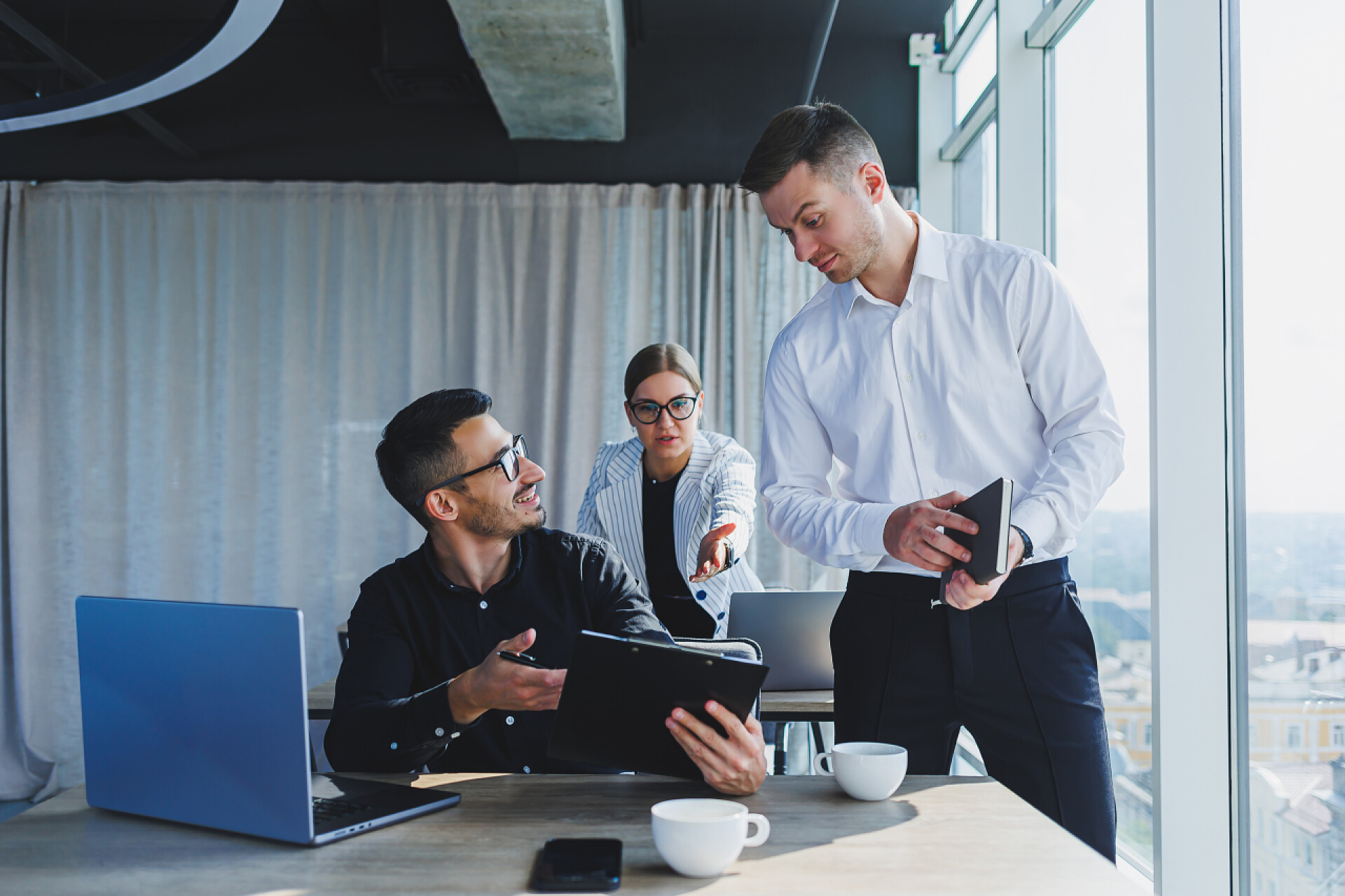 领导交代给男下属办事后面女同事伸手接文件夹